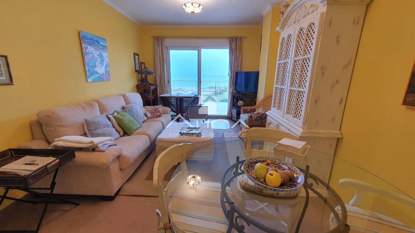 Apartamento con vistas abiertas al mar situado en 1ª línea playa Daimús