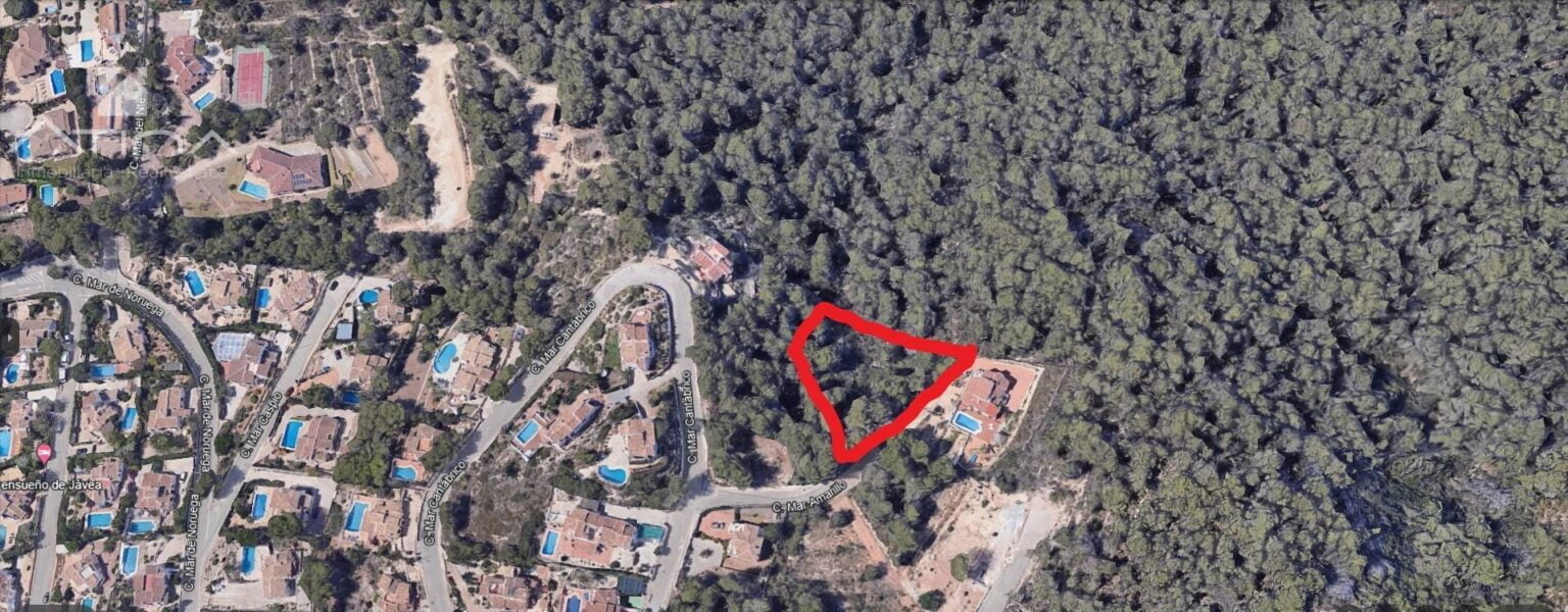 Parcela  de 1060 m2 junto al Campo de Golf de Javea.
