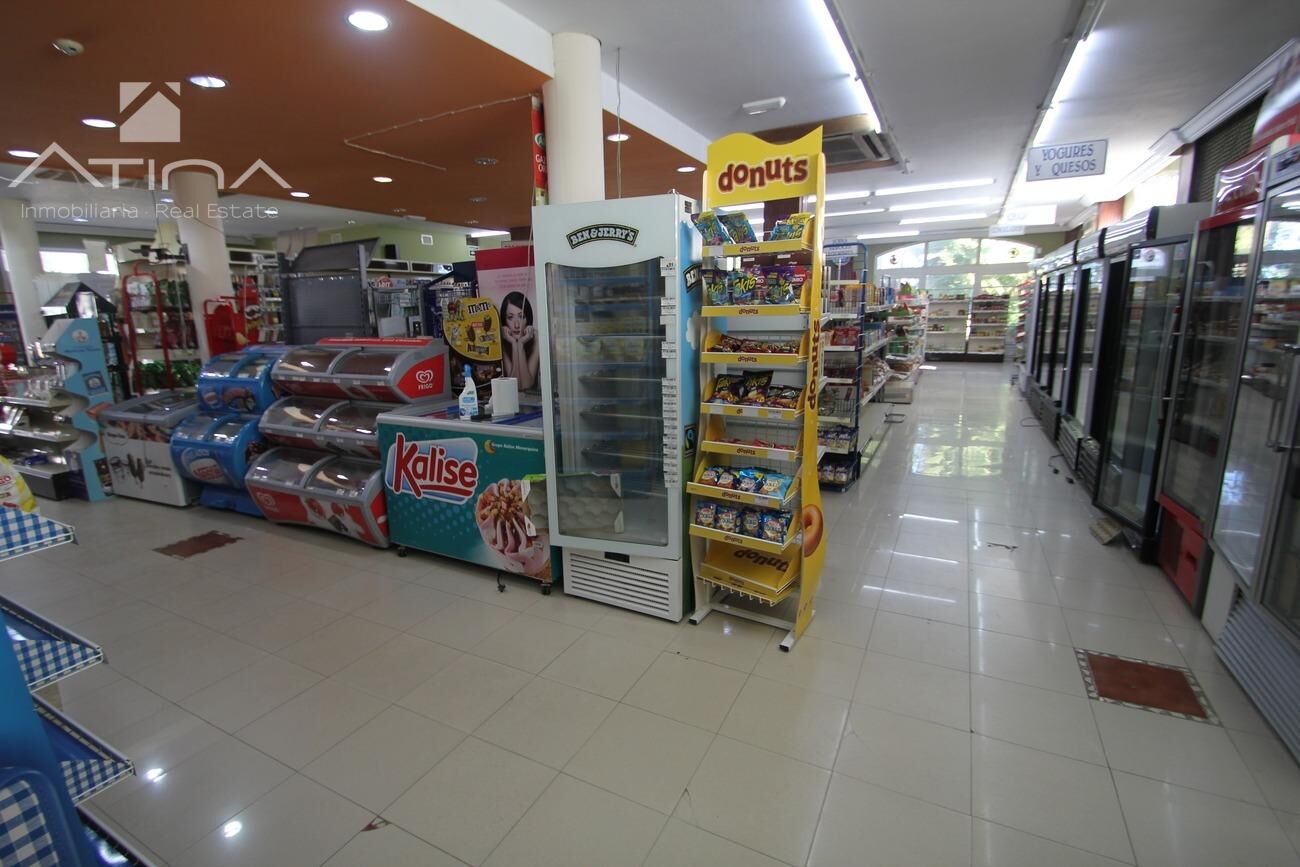 Local comercial con licencia de actividad de supermercado junto al Club Náutico de Denia.