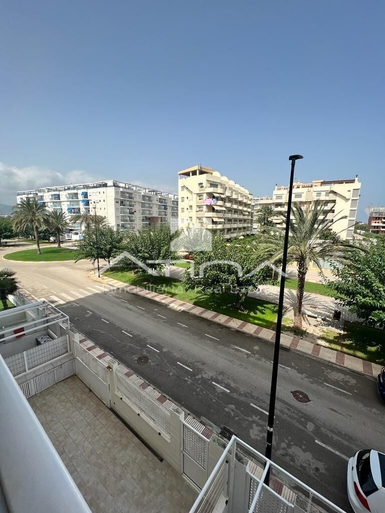 Apartamento con vistas laterales al mar y la montaña situado en 1ª línea playa Daimús a tan solo 100