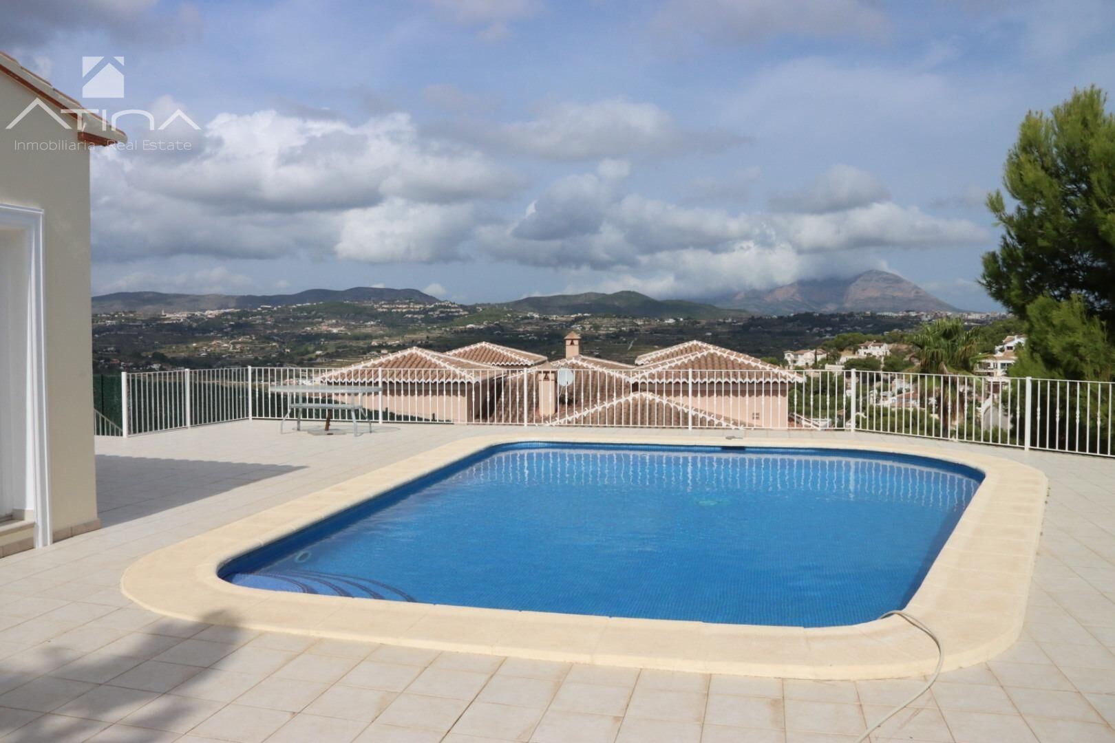 Villa exclusiva con vistas panorámicas cerca de la playa del Portet en Moraira.