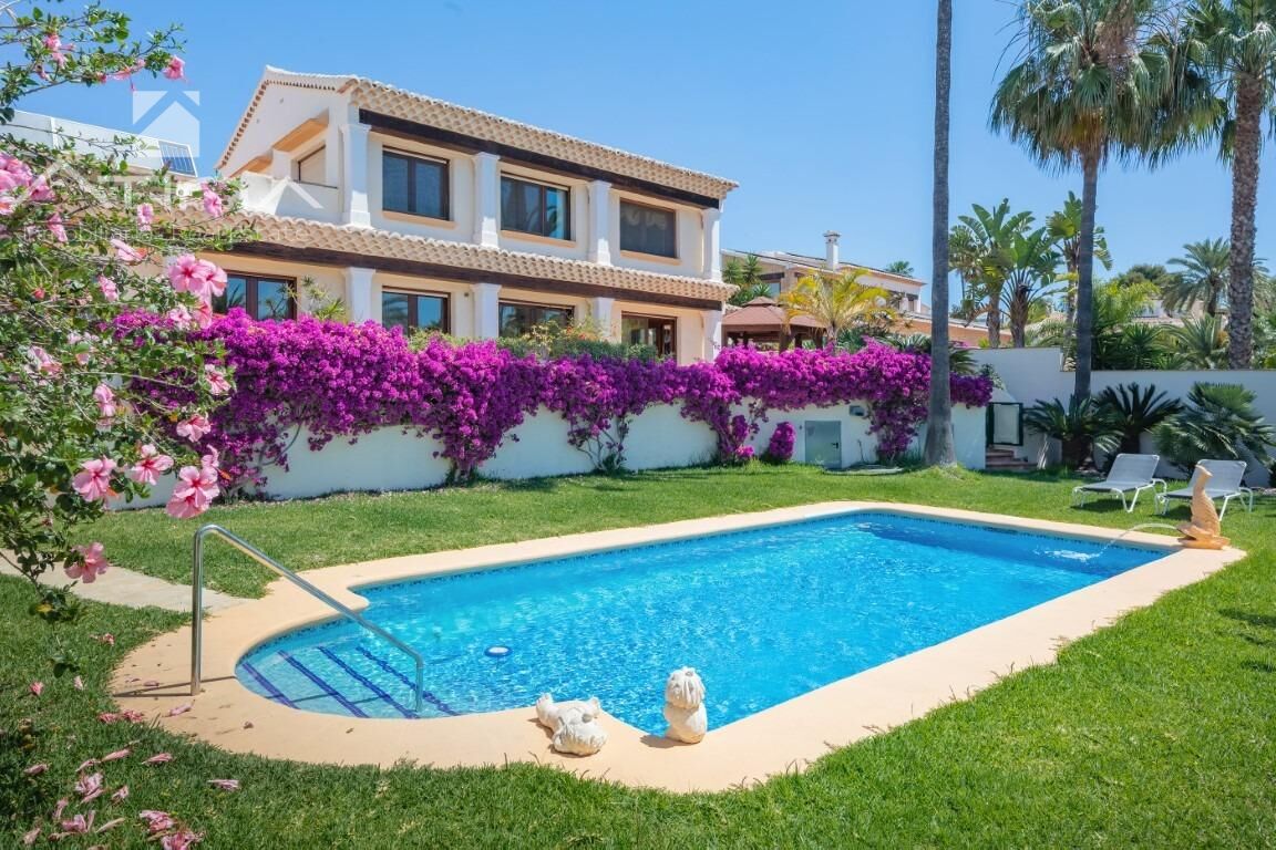 Encantadora Villa situada en  El Portet” con vistas al mar