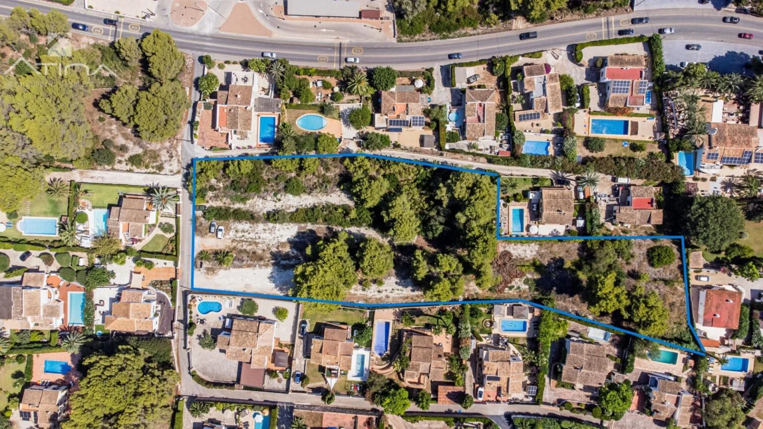 Oportunidad de inversión sobre parcela edificable de 6050 m2 cerca de la playa de arena del Arenal, — foto 1