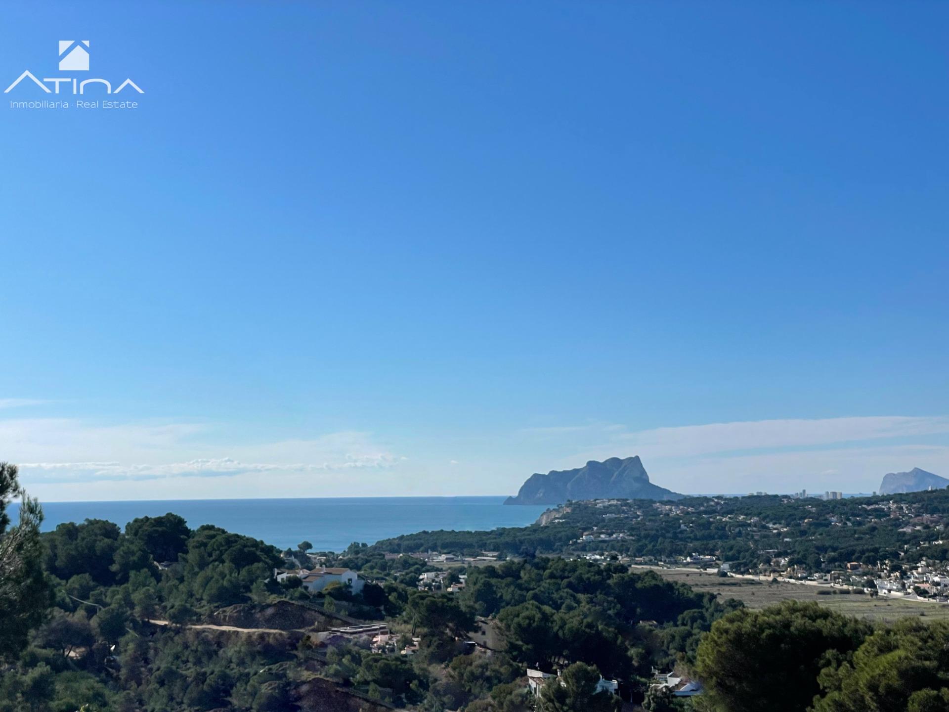 Fantástica villa ibicenca con vistas abiertas al mar y al valle en Moraira.