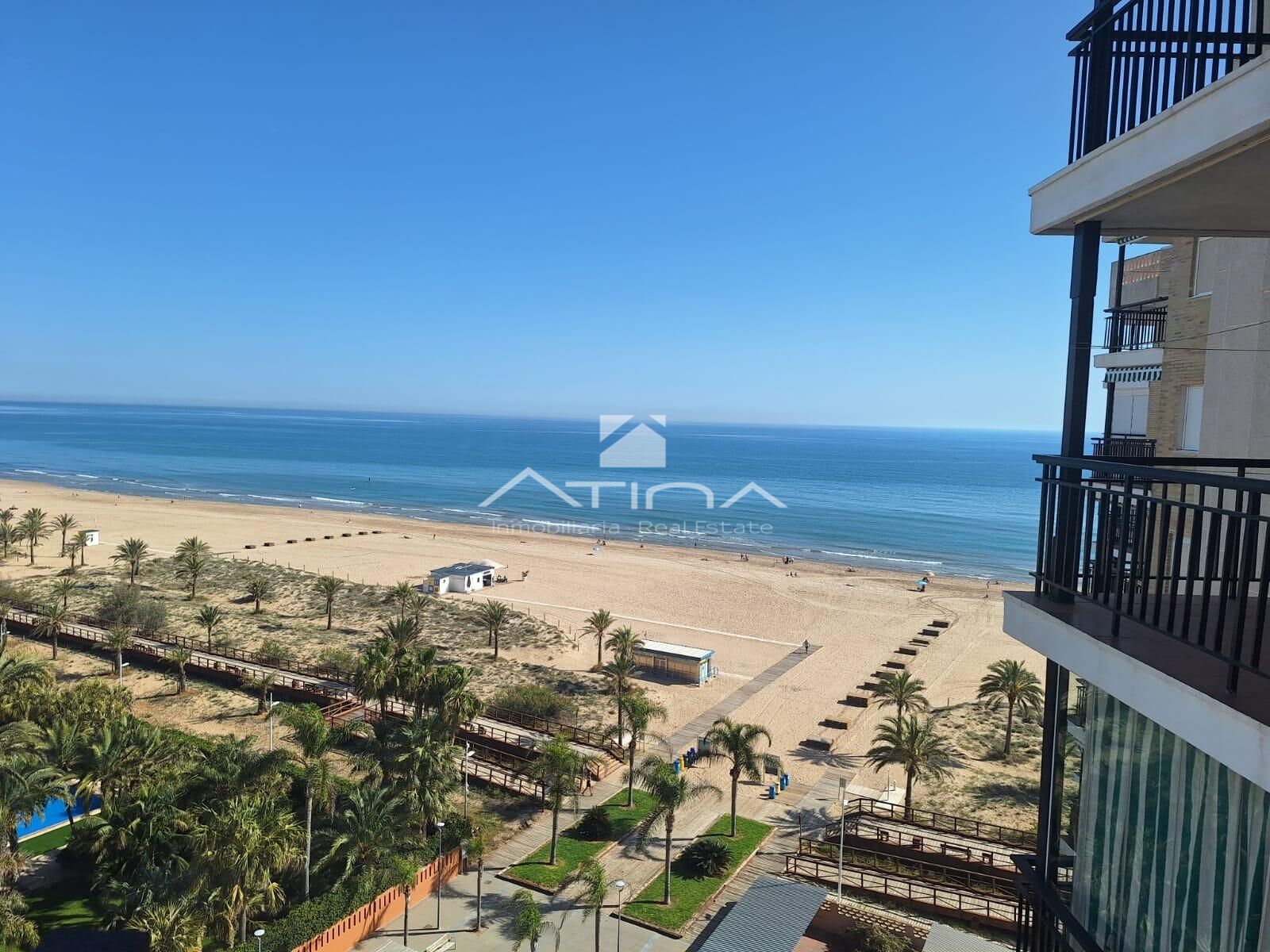 Apartamento con vistas abiertas al mar y la montaña situado en 1ª línea playa de Gandia a solo 20 me