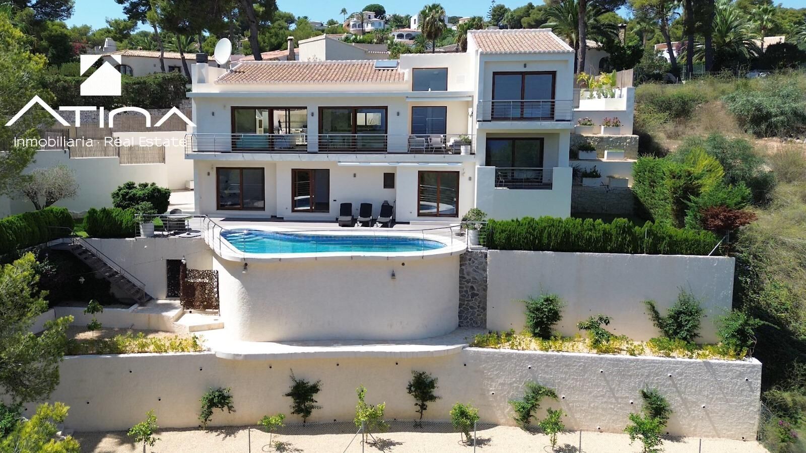 ¡Bienvenidos a esta espectacular villa de estilo ibicenco en Jávea!