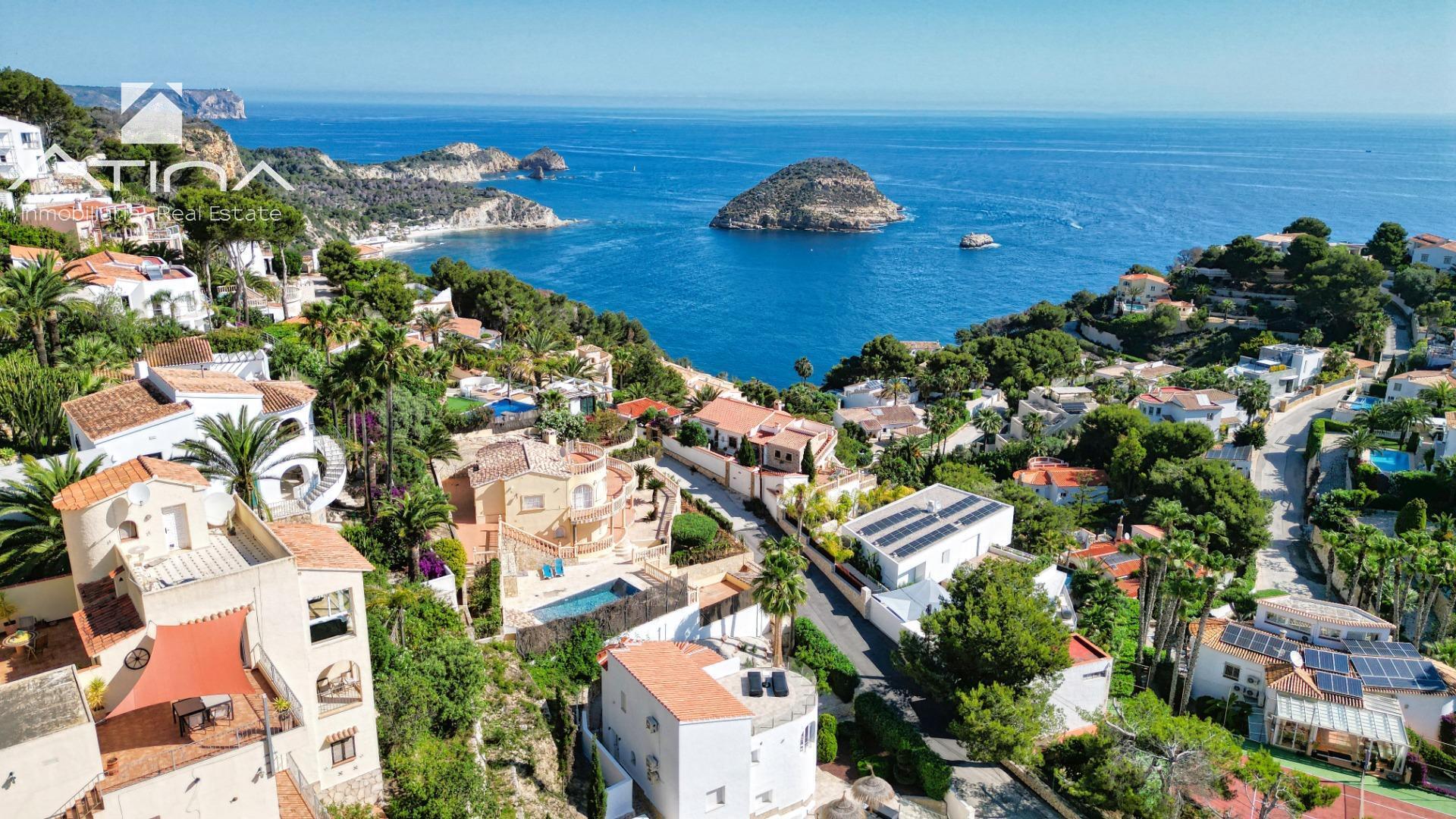 Vistas al Mar y a la Isla de Portichol desde Esta Impresionante Villa en Jávea