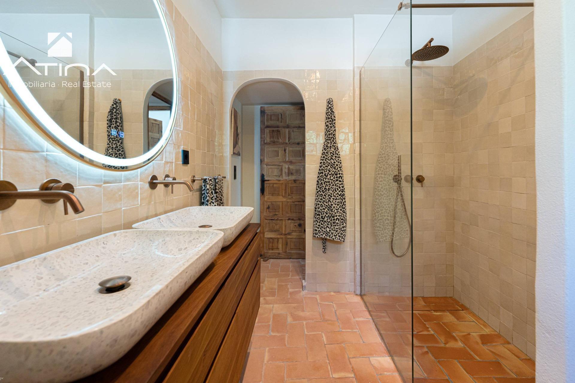 con piscina y privacidad