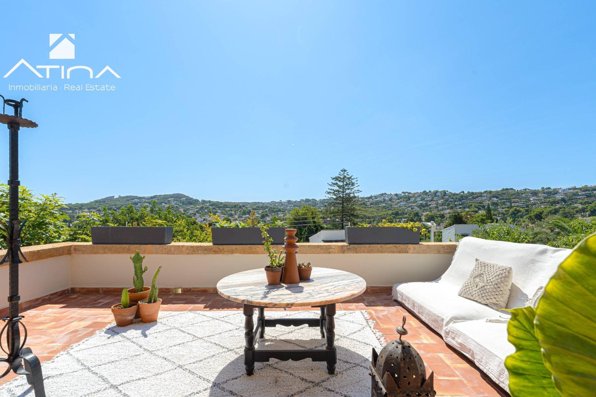 con piscina y privacidad