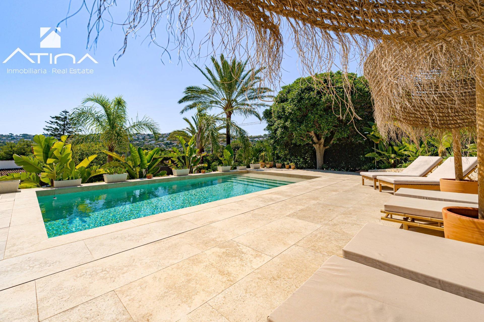 con piscina y privacidad