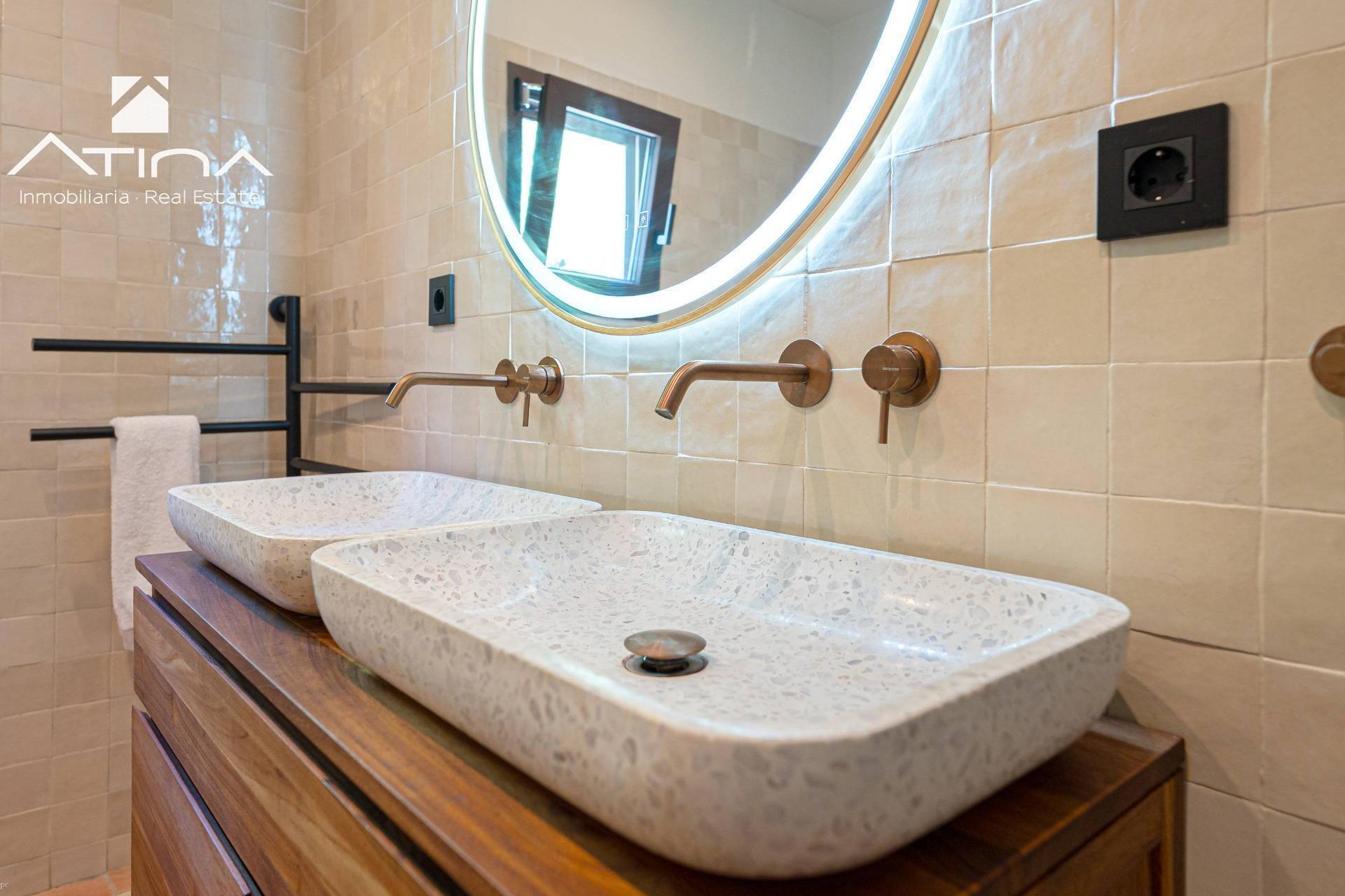 con piscina y privacidad