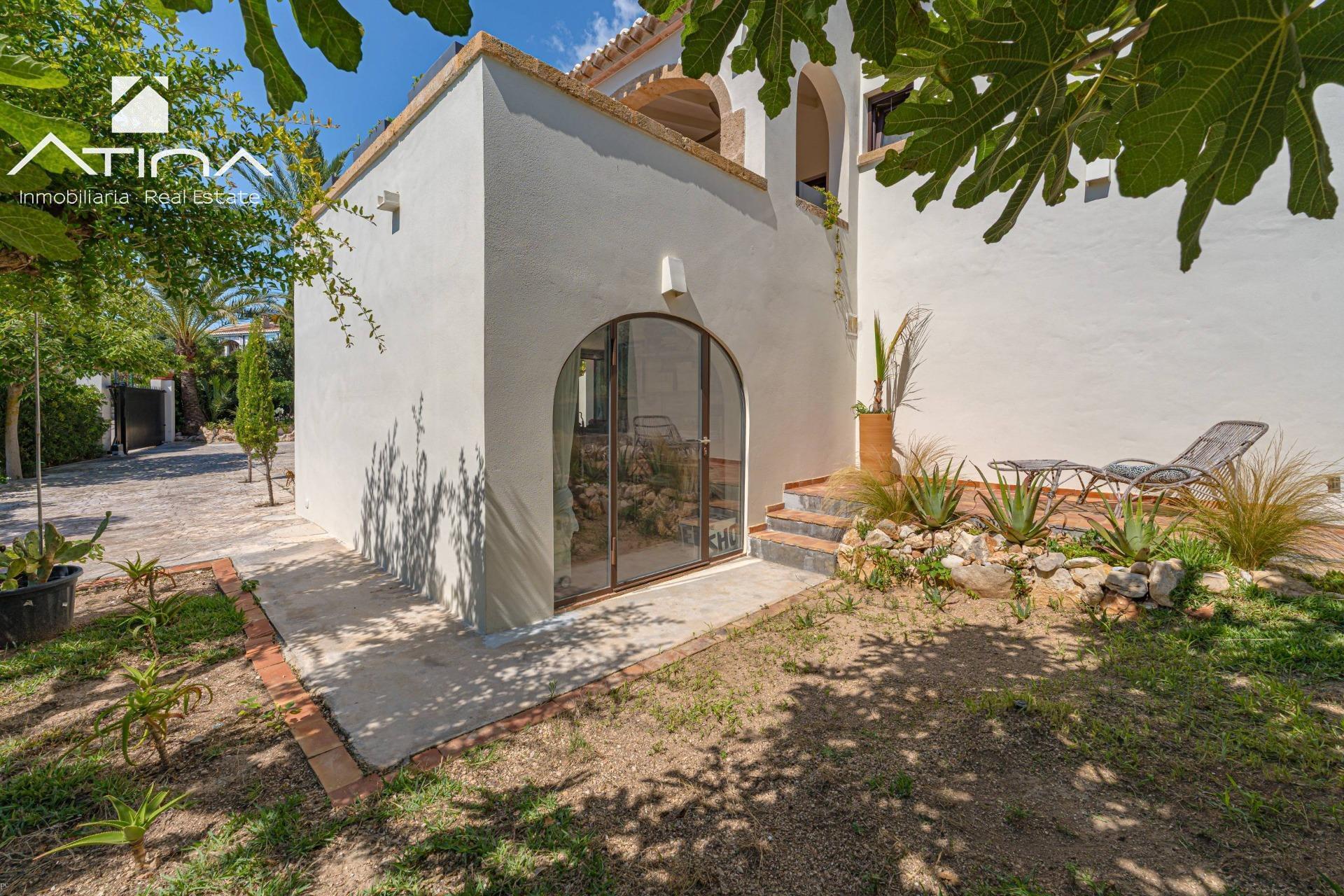 con piscina y privacidad