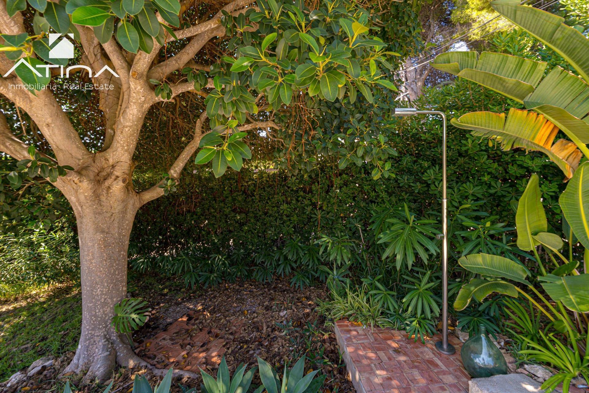 con piscina y privacidad