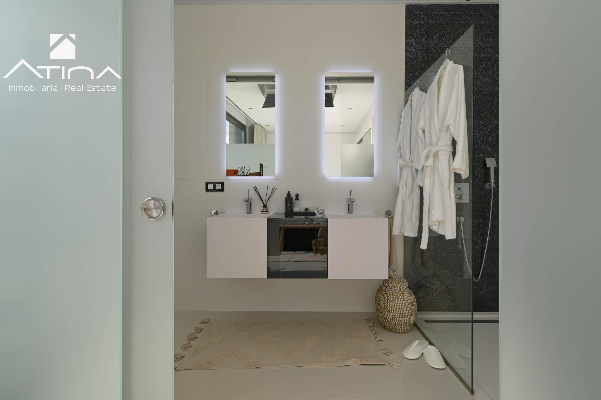 Exclusiva Villa Moderna en la Costa Blanca: Lujo