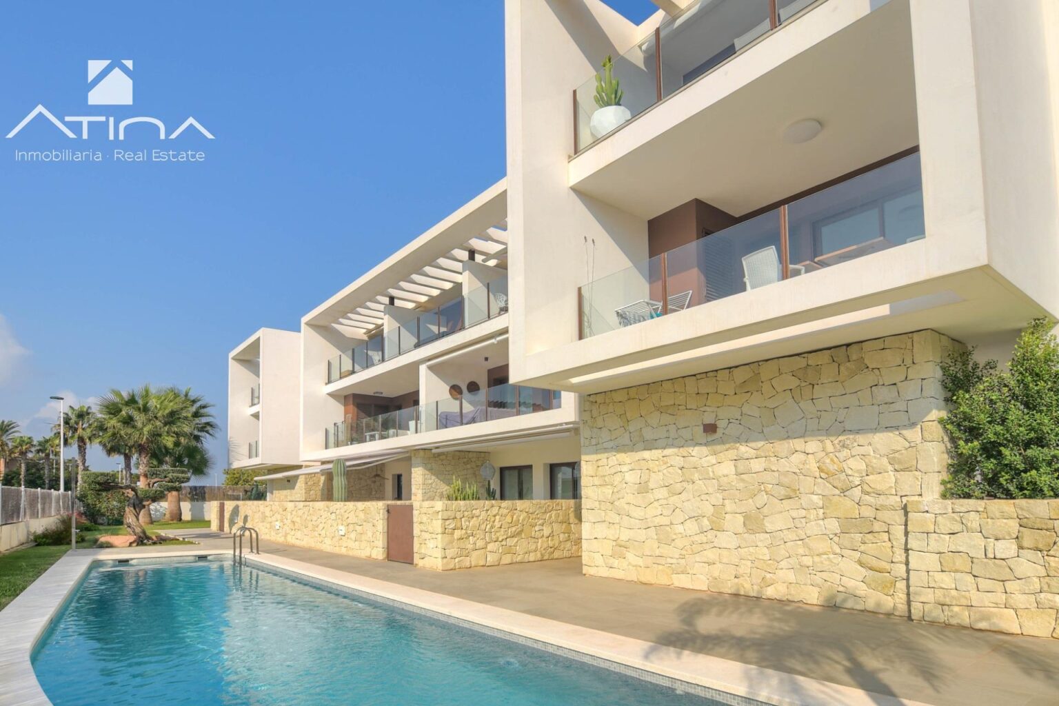 Vivir junto al mar en Jávea – Apartamento moderno en planta baja con piscina y jardín privado