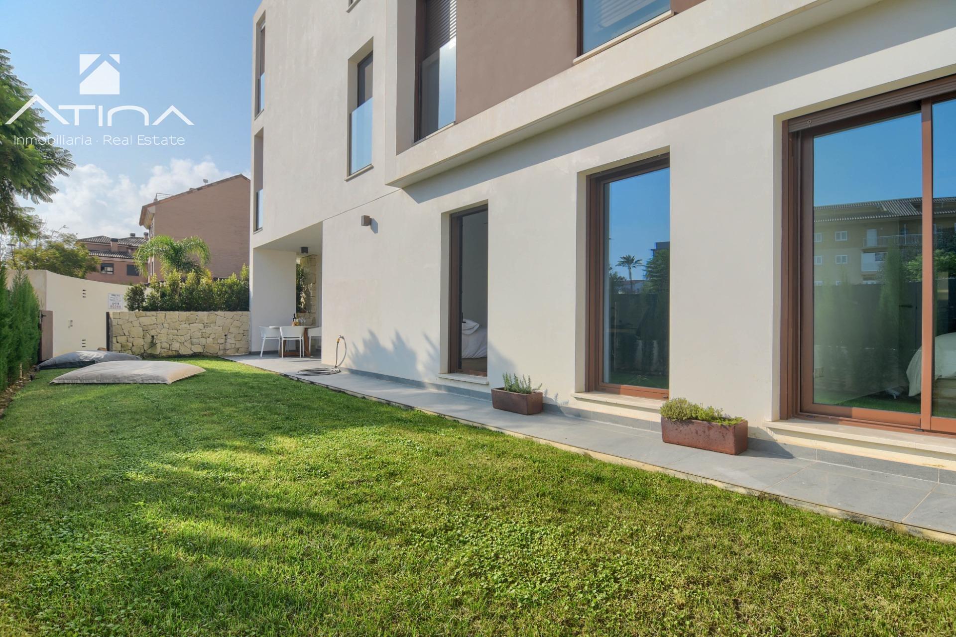 Vivir junto al mar en Jávea – Apartamento moderno en planta baja con piscina y jardín privado