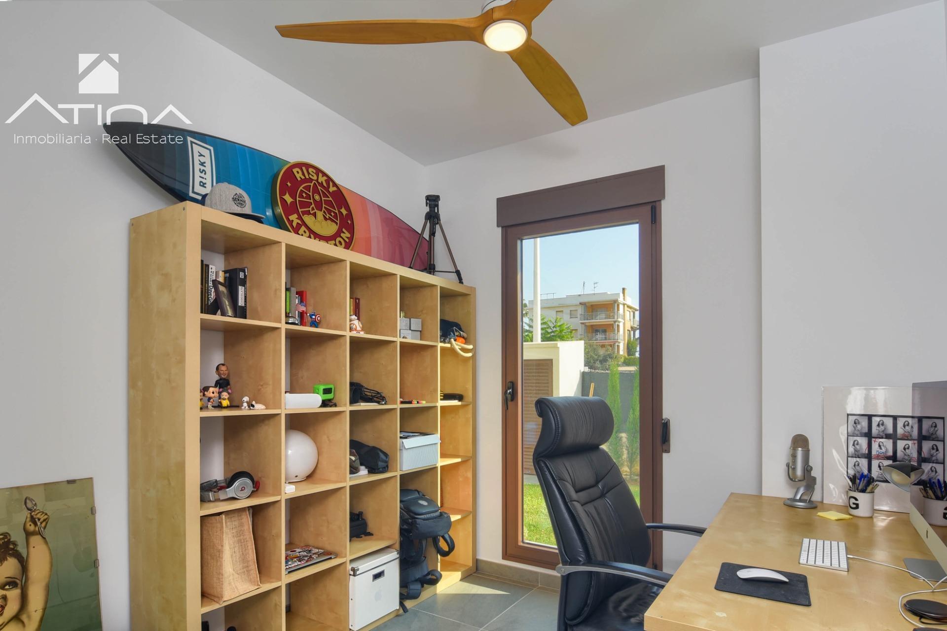 Vivir junto al mar en Jávea – Apartamento moderno en planta baja con piscina y jardín privado