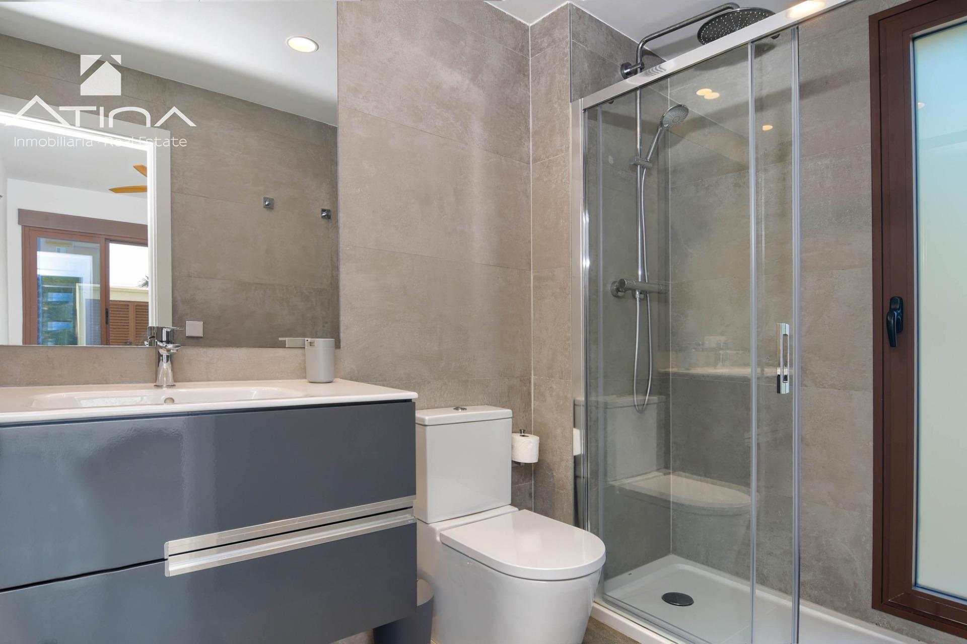 Vivir junto al mar en Jávea – Apartamento moderno en planta baja con piscina y jardín privado