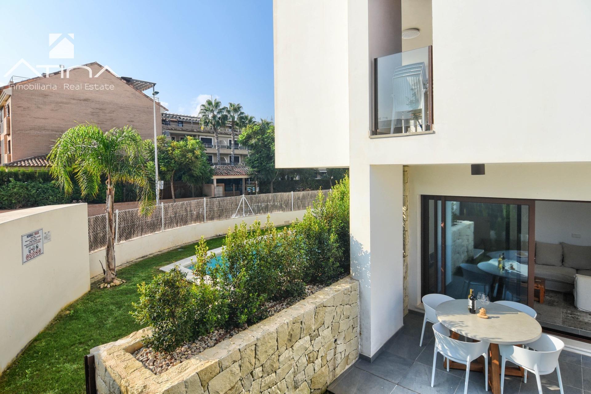 Vivir junto al mar en Jávea – Apartamento moderno en planta baja con piscina y jardín privado