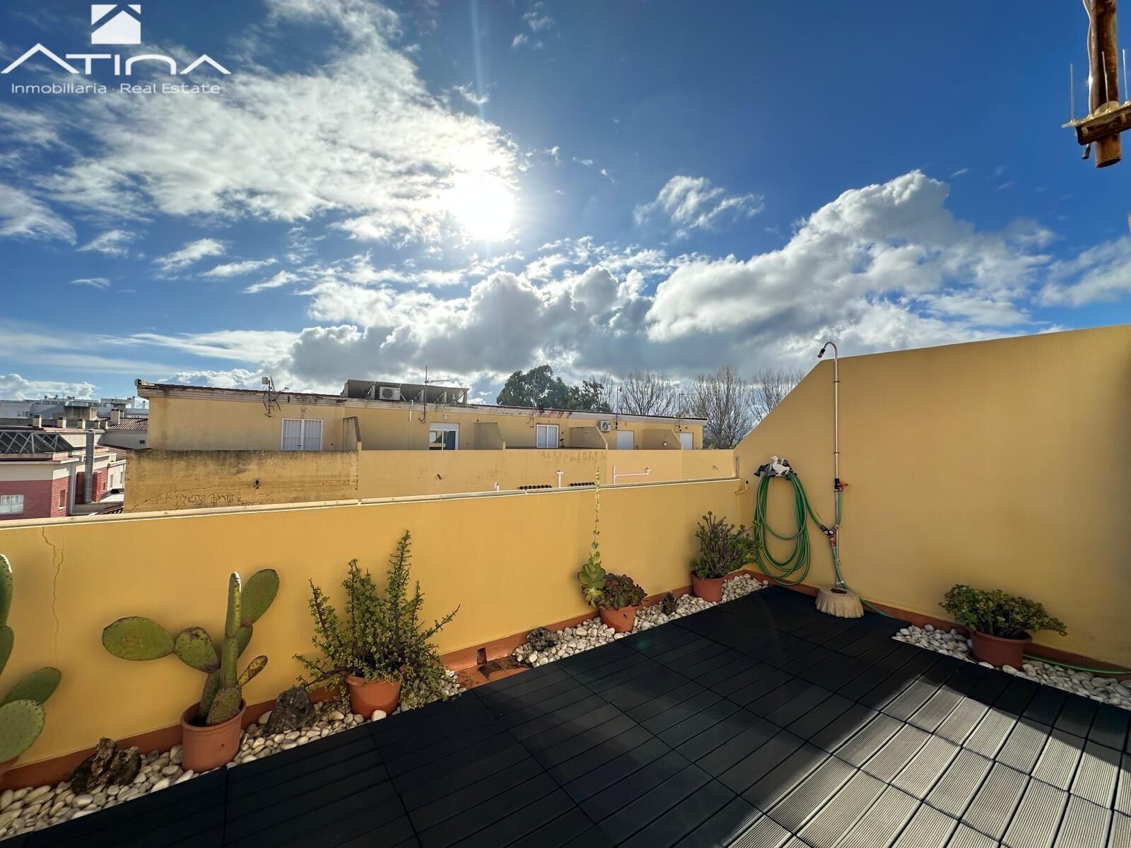 Adosado con amplia terraza situado en playa Daimús a 400m del mar