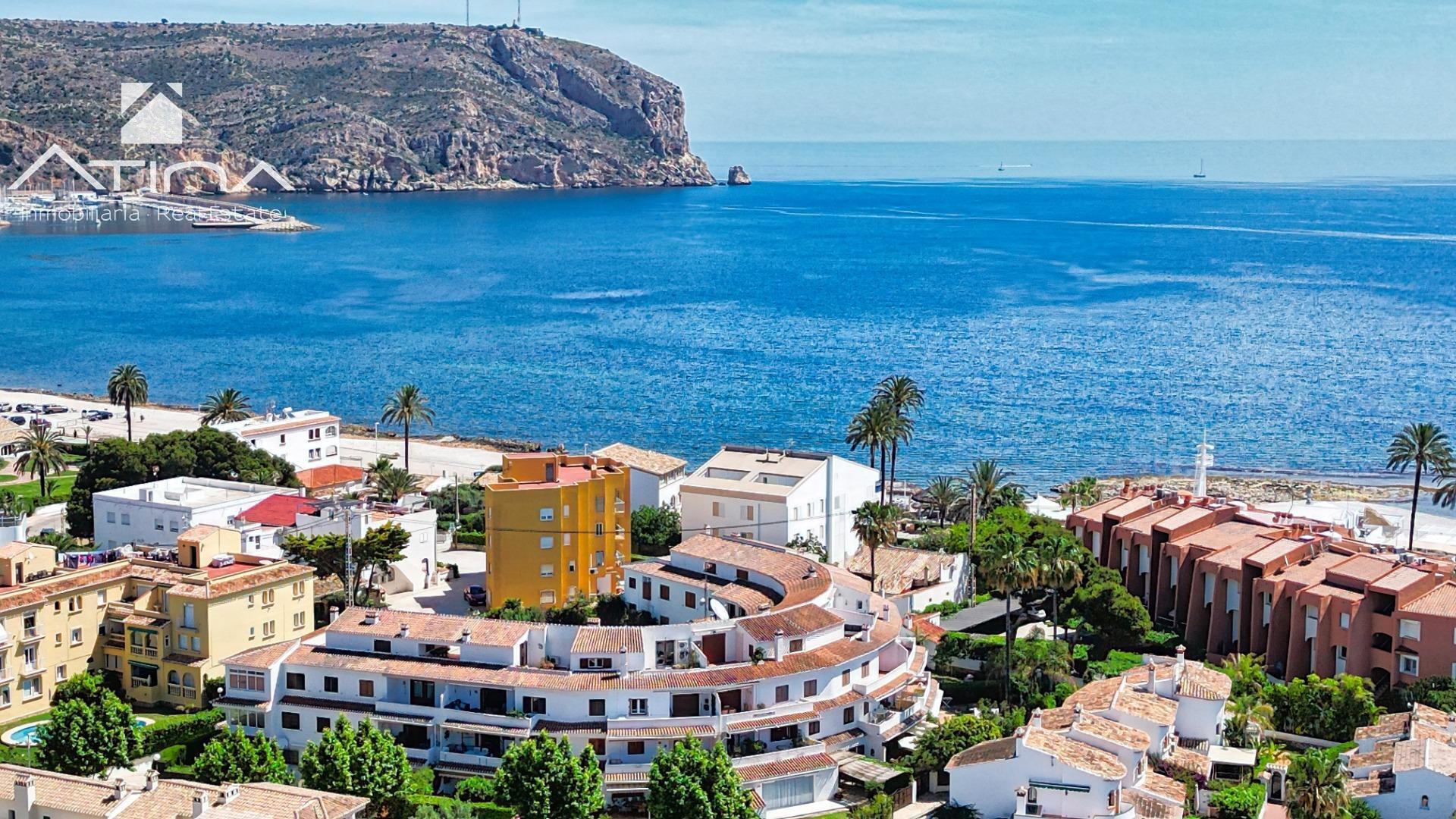 Dúplex con Vistas al Mar: Luz y Estilo Mediterráneo en Jávea