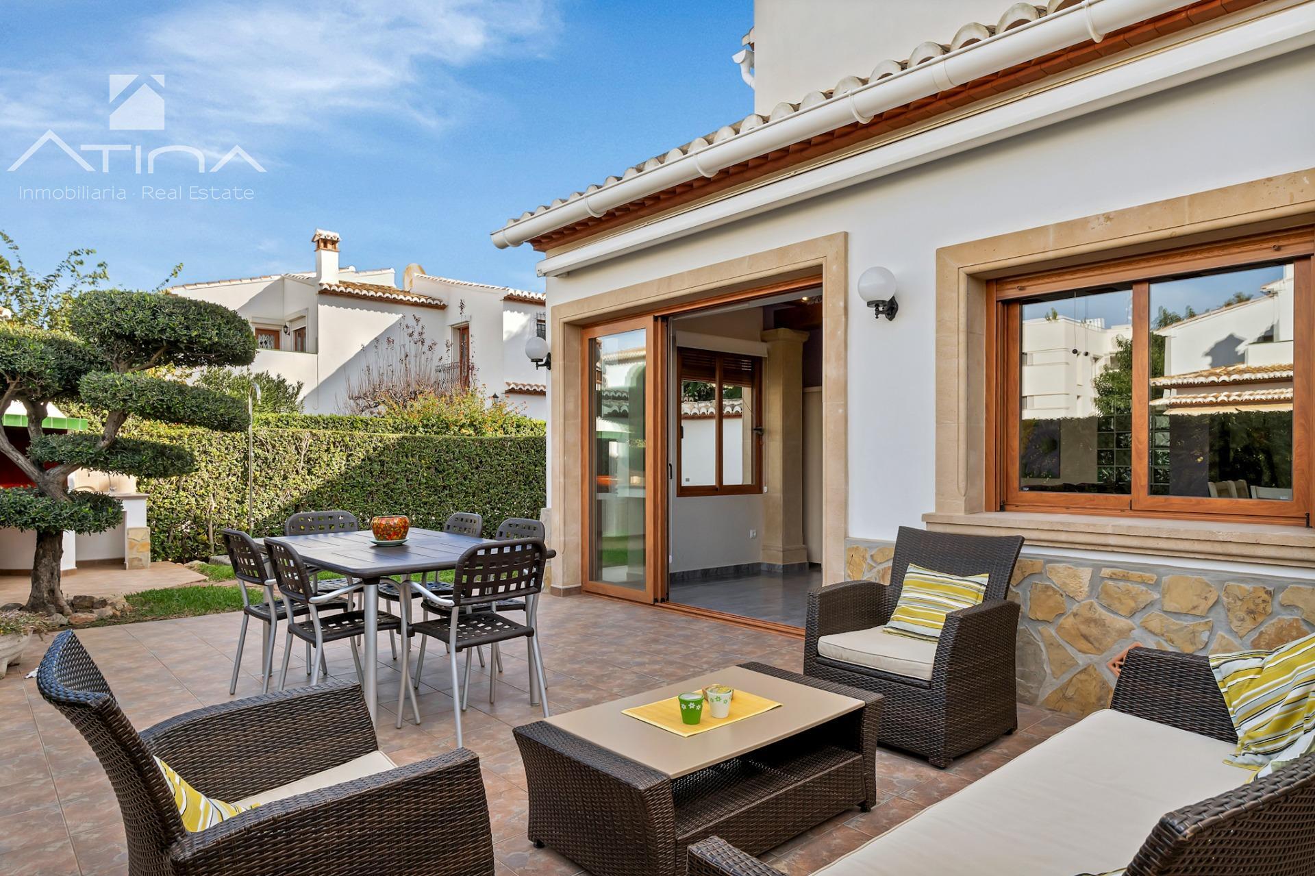 Vivir en Avenida Augusta es elegir la esencia más exclusiva y tranquila de Jávea.