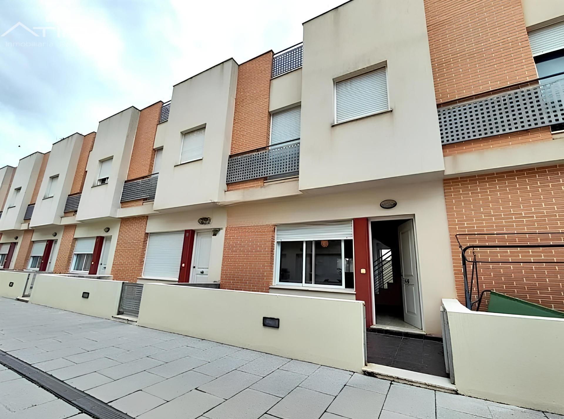 Casa adosada unifamiliar situada en el corazón de Piles pueblo