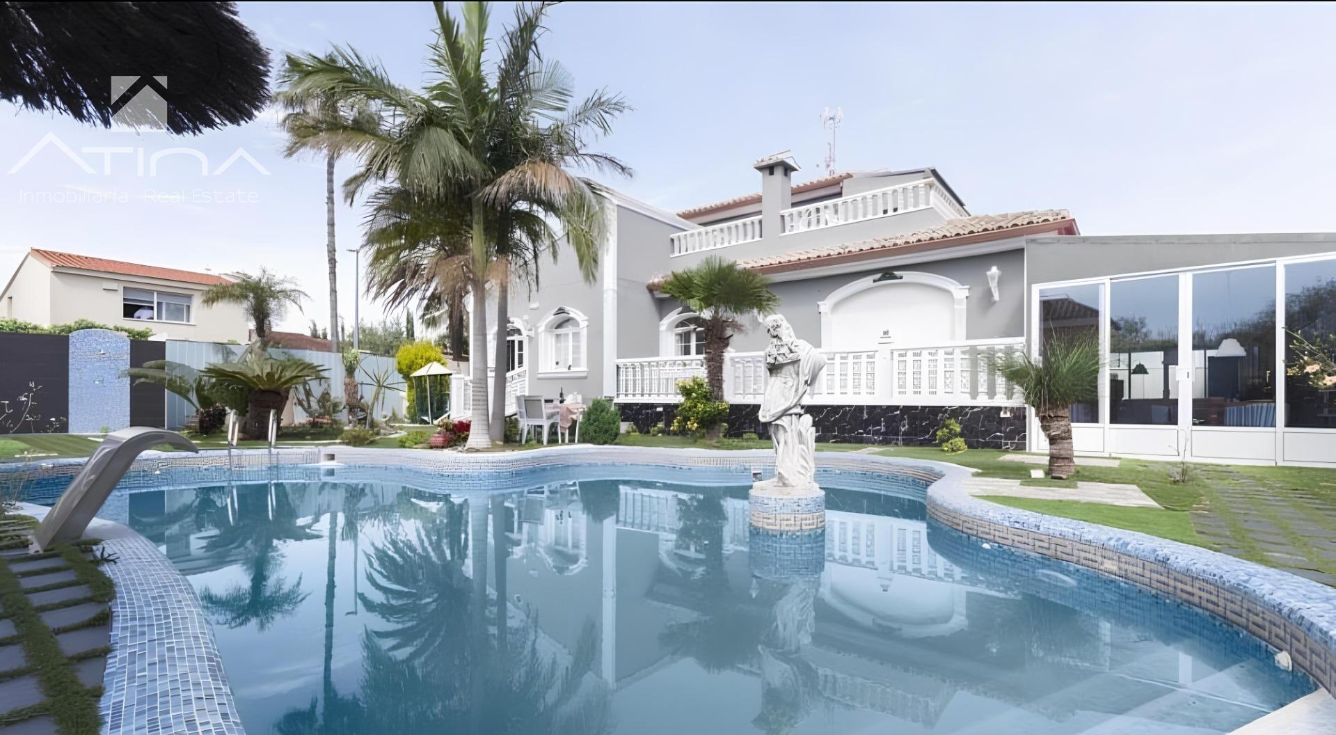 Exclusivo chalet en el corazón de una de las zonas residenciales más prestigiosas y seguras de la playa de Gandía