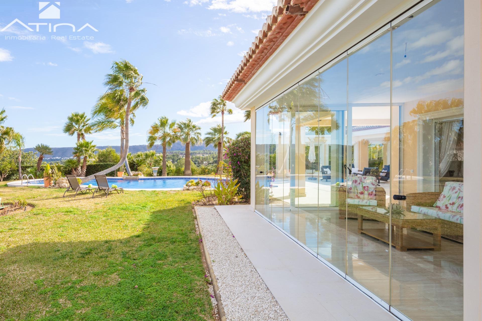 Exclusiva villa con panoramicas vistas al mar y la prestigiosa montaña ´´ Montgo´´