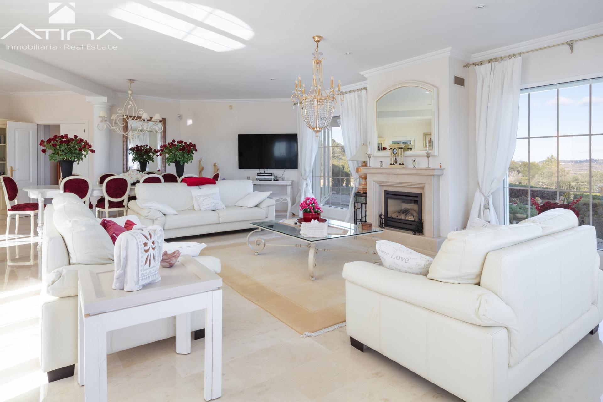 Exclusiva villa con panoramicas vistas al mar y la prestigiosa montaña ´´ Montgo´´