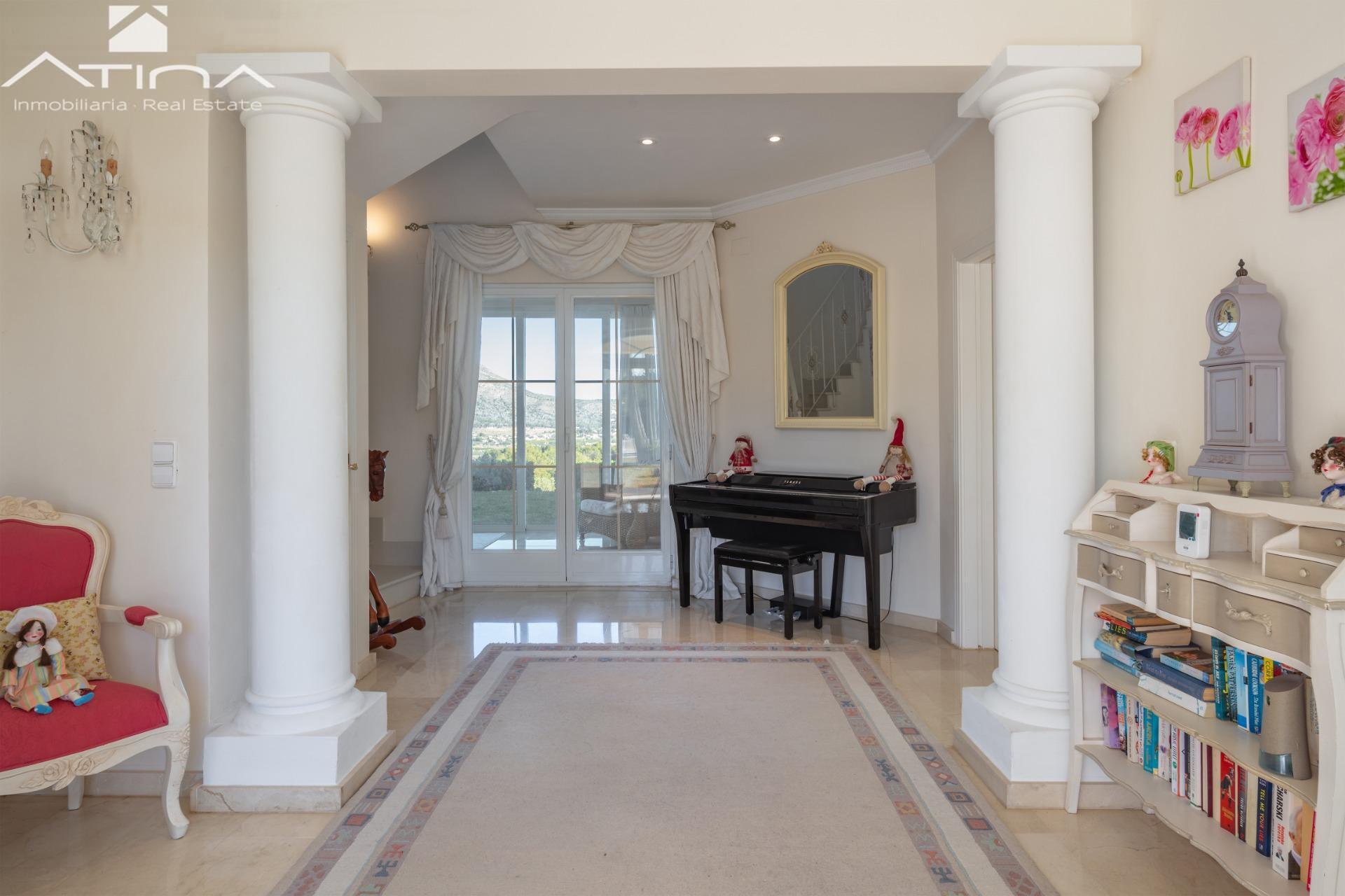 Exclusiva villa con panoramicas vistas al mar y la prestigiosa montaña ´´ Montgo´´