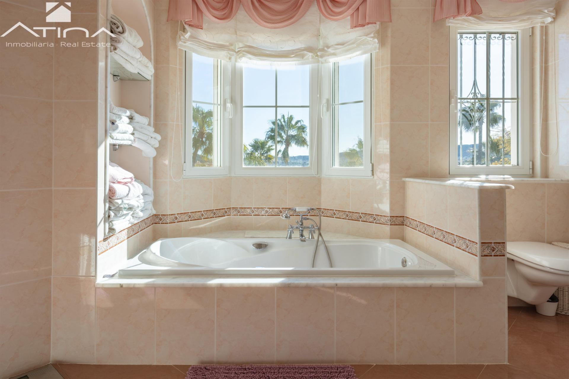 Exclusiva villa con panoramicas vistas al mar y la prestigiosa montaña ´´ Montgo´´