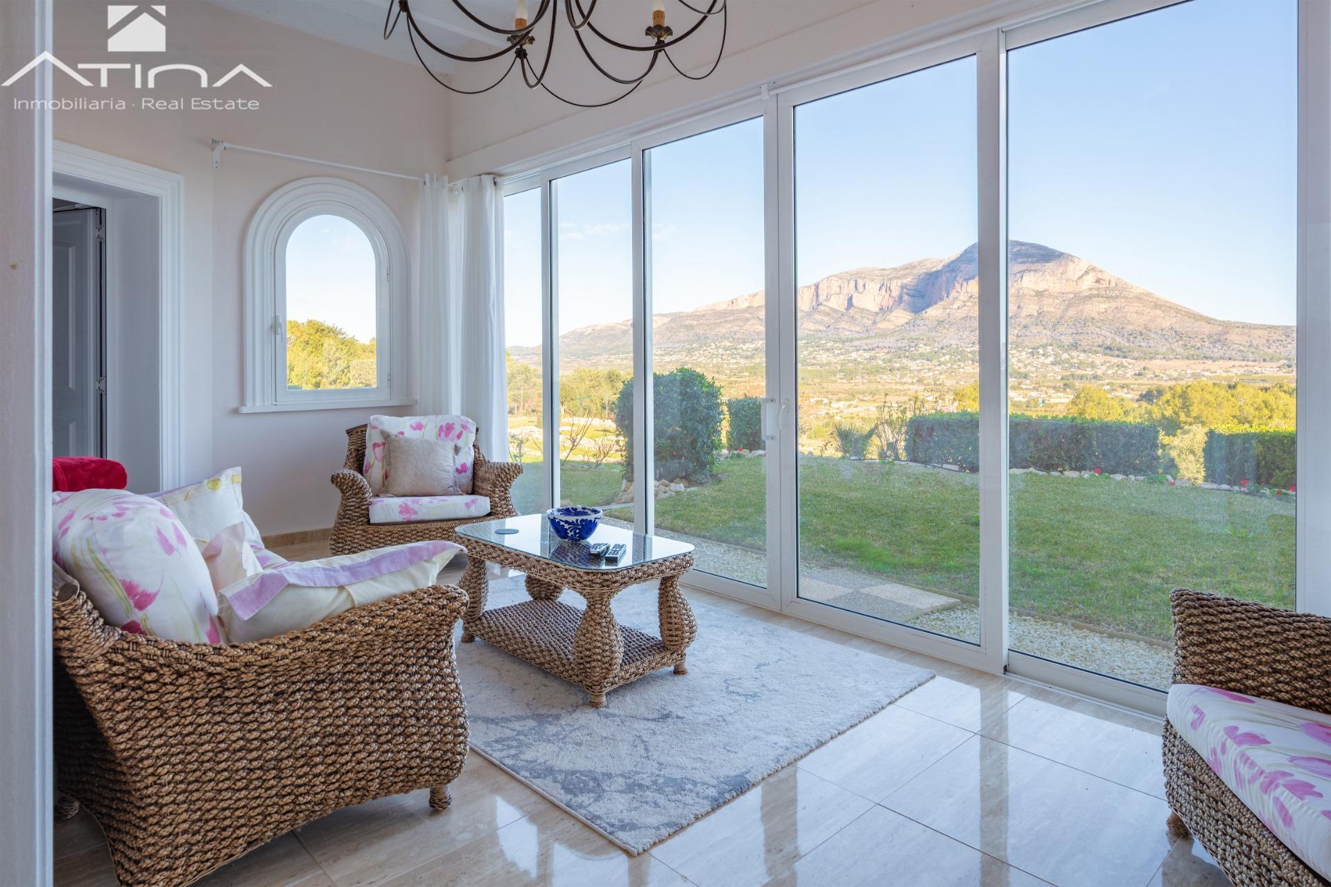 Exclusiva villa con panoramicas vistas al mar y la prestigiosa montaña ´´ Montgo´´