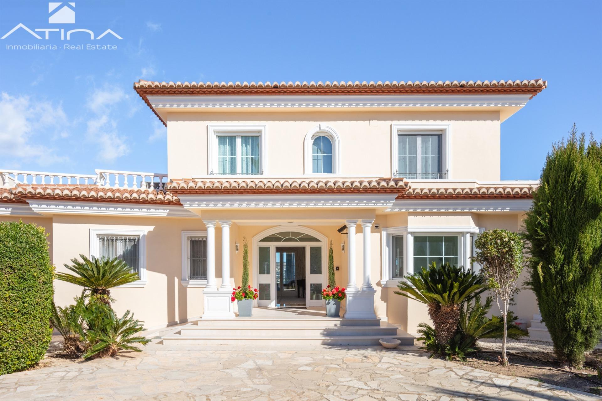 Exclusiva villa con panoramicas vistas al mar y la prestigiosa montaña ´´ Montgo´´