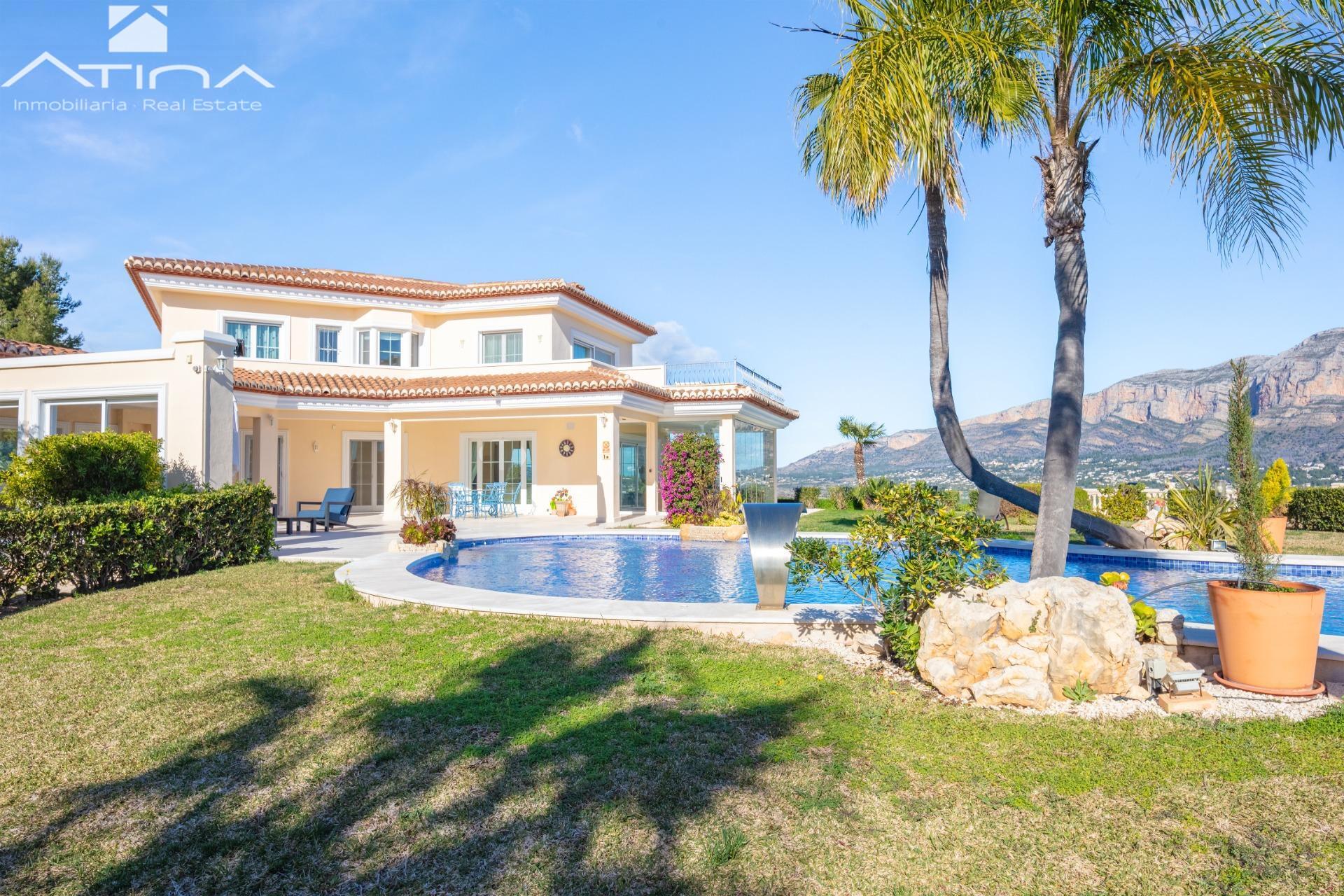 Exclusiva villa con panoramicas vistas al mar y la prestigiosa montaña ´´ Montgo´´
