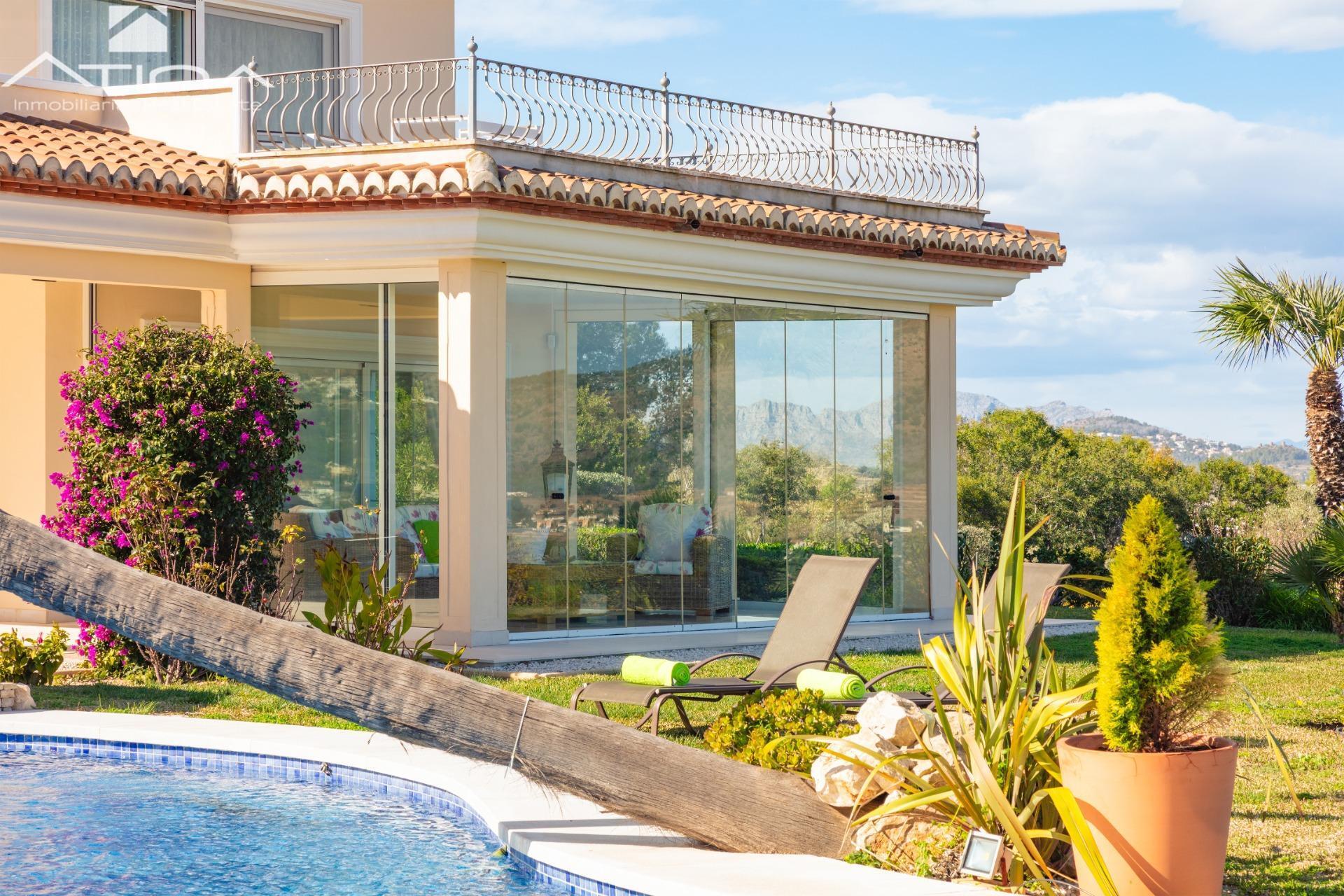 Exclusiva villa con panoramicas vistas al mar y la prestigiosa montaña ´´ Montgo´´