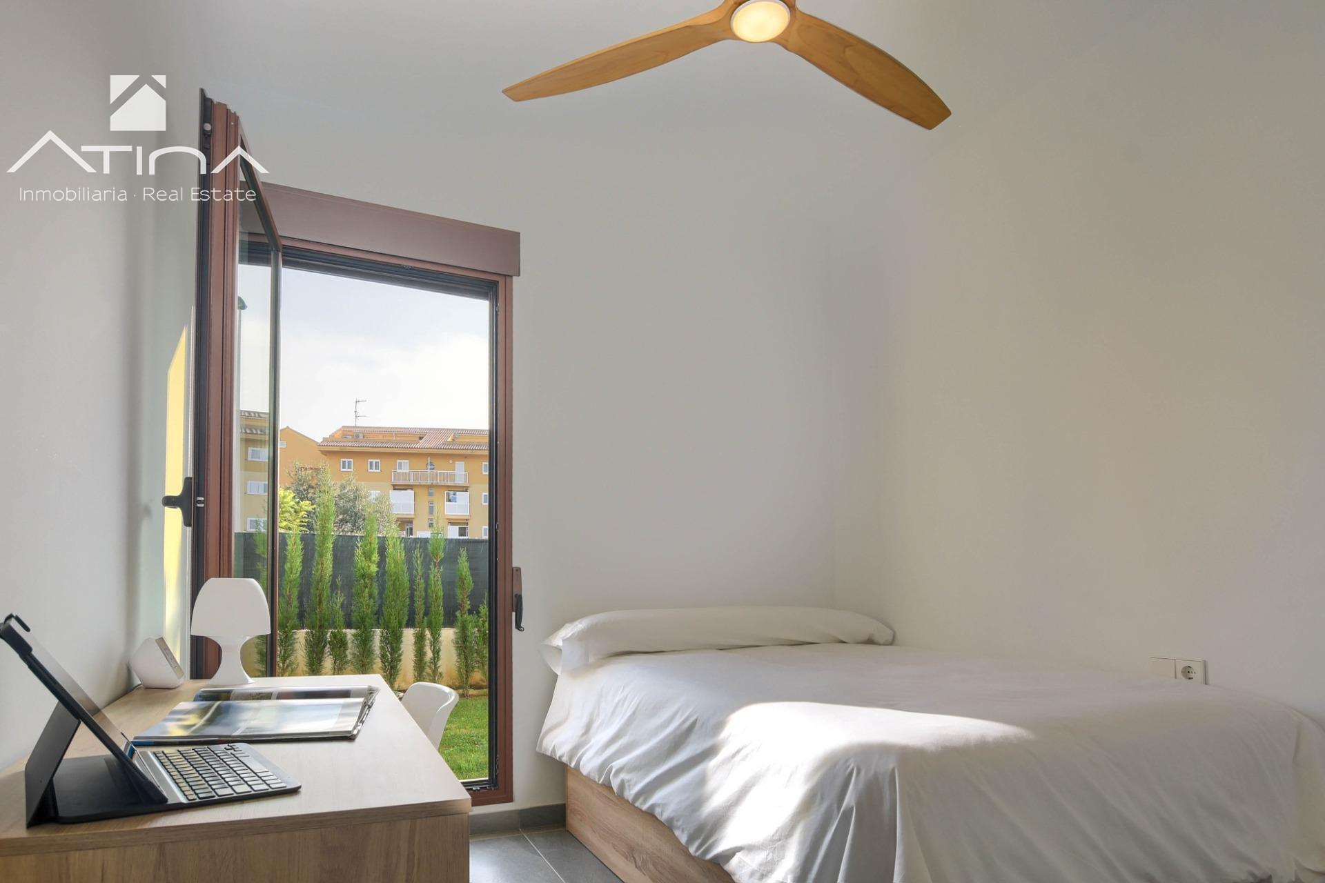 Vivir junto al mar en Jávea – Apartamento moderno en planta baja con piscina y jardín privado