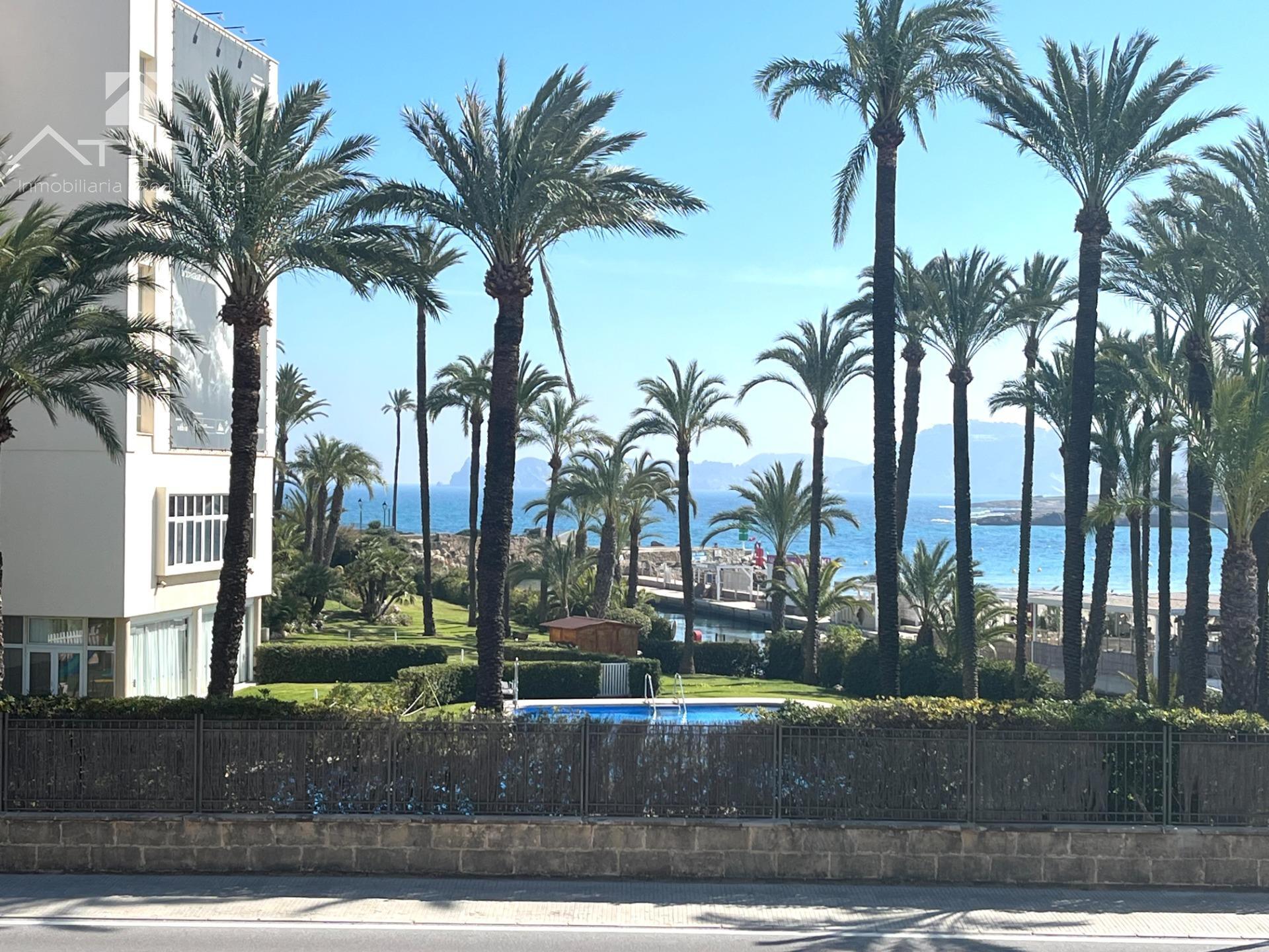 Apartamento con vistas abiertas al mar Mediterráneo situado en primera linea de la playa del Arenal de Jávea.