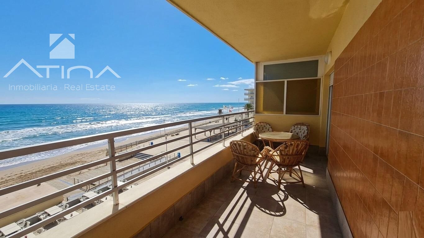 Exclusivo apartamento con visats frontales al mar situado en primera línea de la playa de Bellreguard