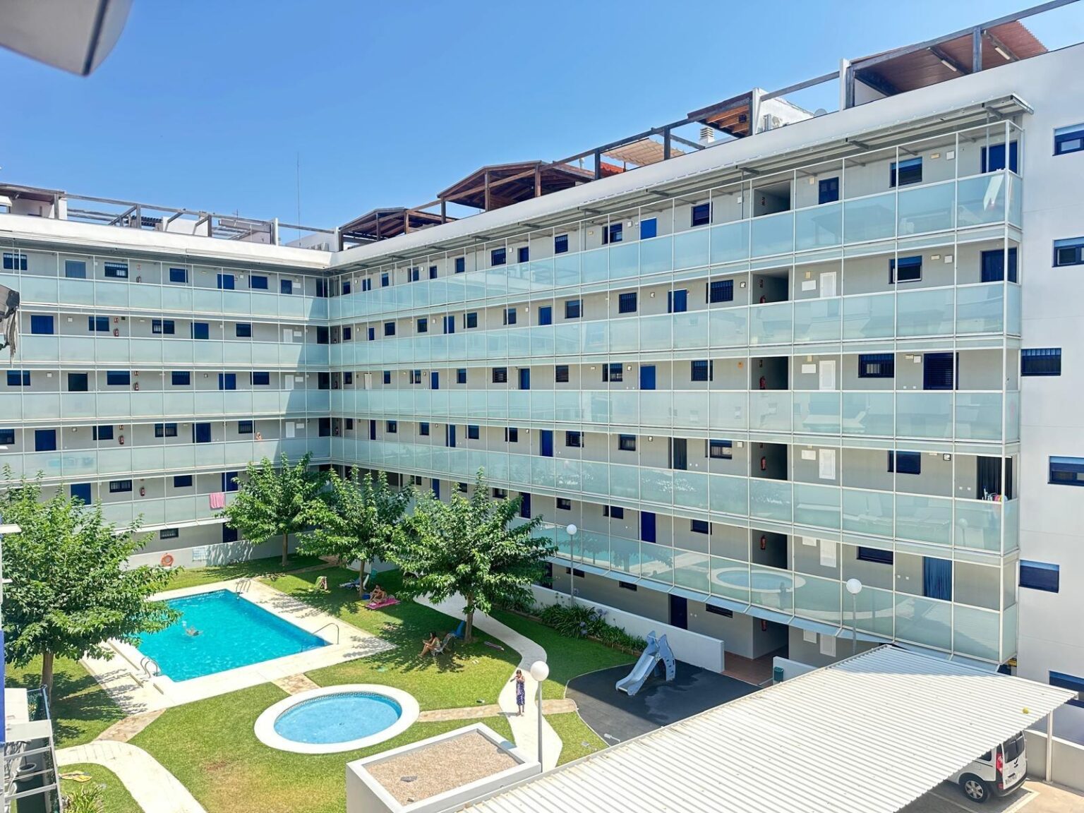 "Viva la comodidad junto al mar: su nuevo hogar en la playa de Daimús le espera"