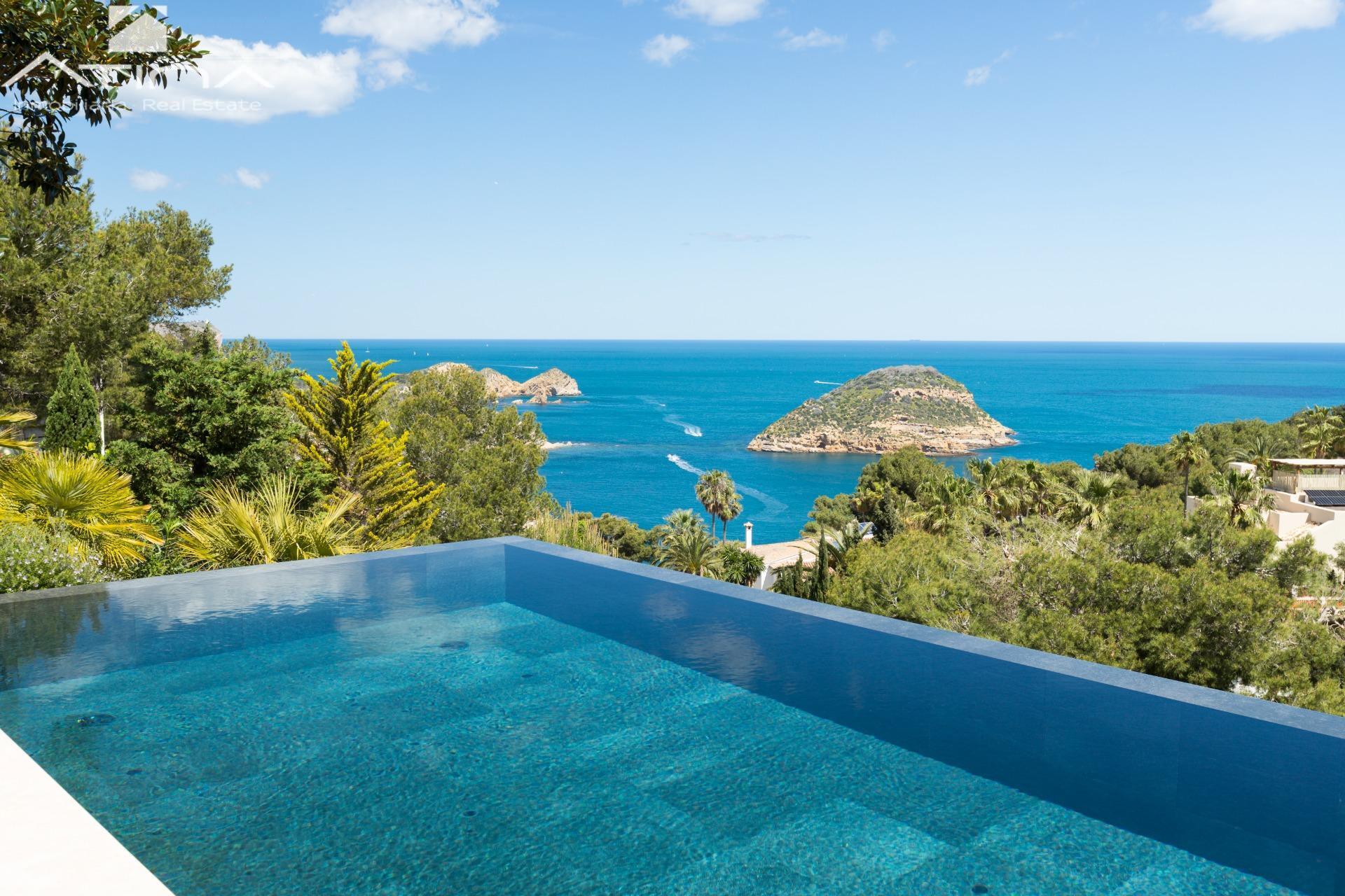 Lujosa villa recién construida y lista para entrar a vivir en venta en Jávea