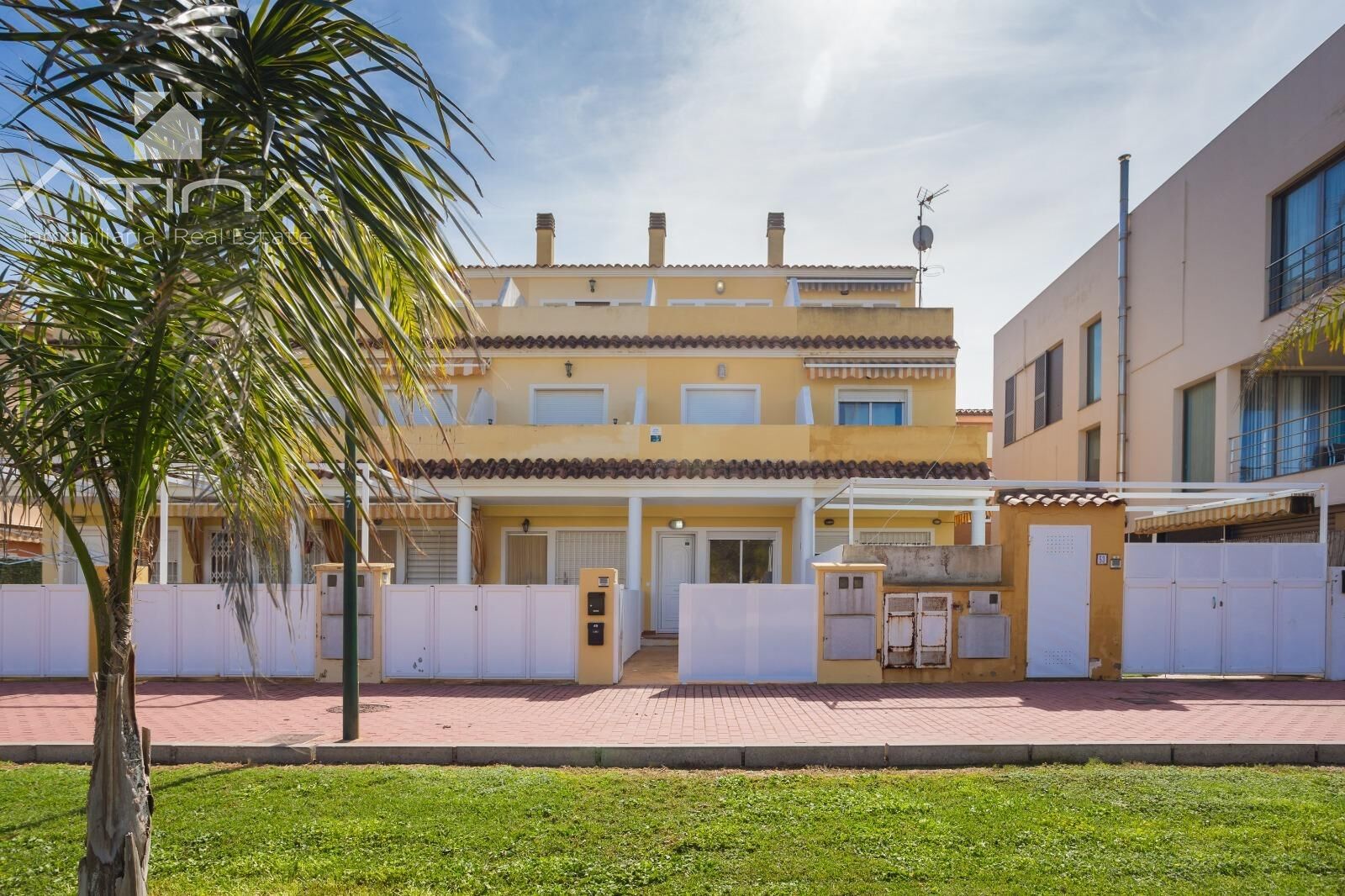 Adosado en la playa de Miramar a solo 150 metros del mar