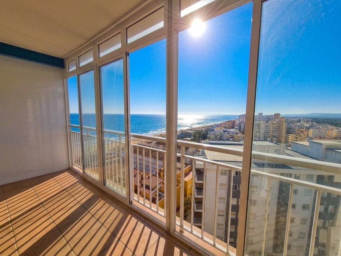 Apartamento con vistas abiertas al mar situado a tan solo 50 metros de la arena en seguna línea playa Miramar