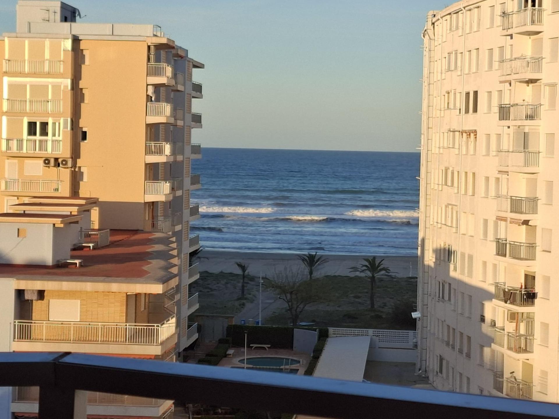 Exclusivo apartamento en Playa de Gandía: donde el mar se convierte en el protagonista absoluto de cada instante.
