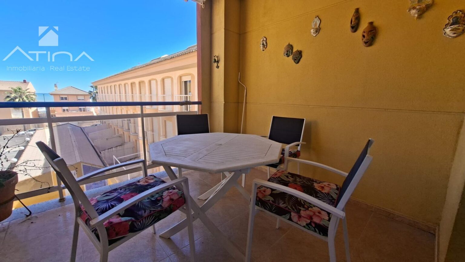 Ático dúplex en la playa de Miramar; donde el mar se convierte en parte de tu hogar.