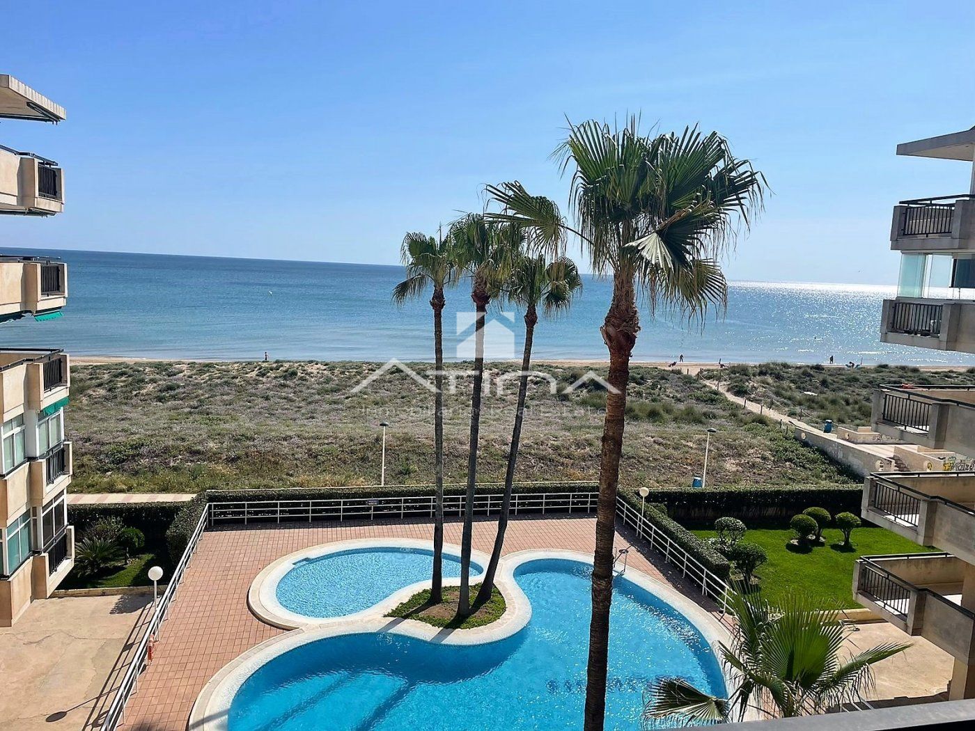 Apartamento con vistas abiertas al mar situado en 1ª línea playa Daimús a solo 10 metros del mar