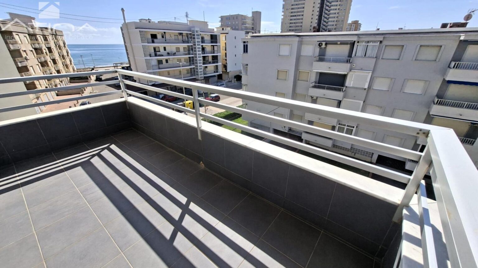 Apartamento en segunda línea  Playa de Bellreguard con terraza sur y garaje: ¡Sol y mar a un paso de la arena!