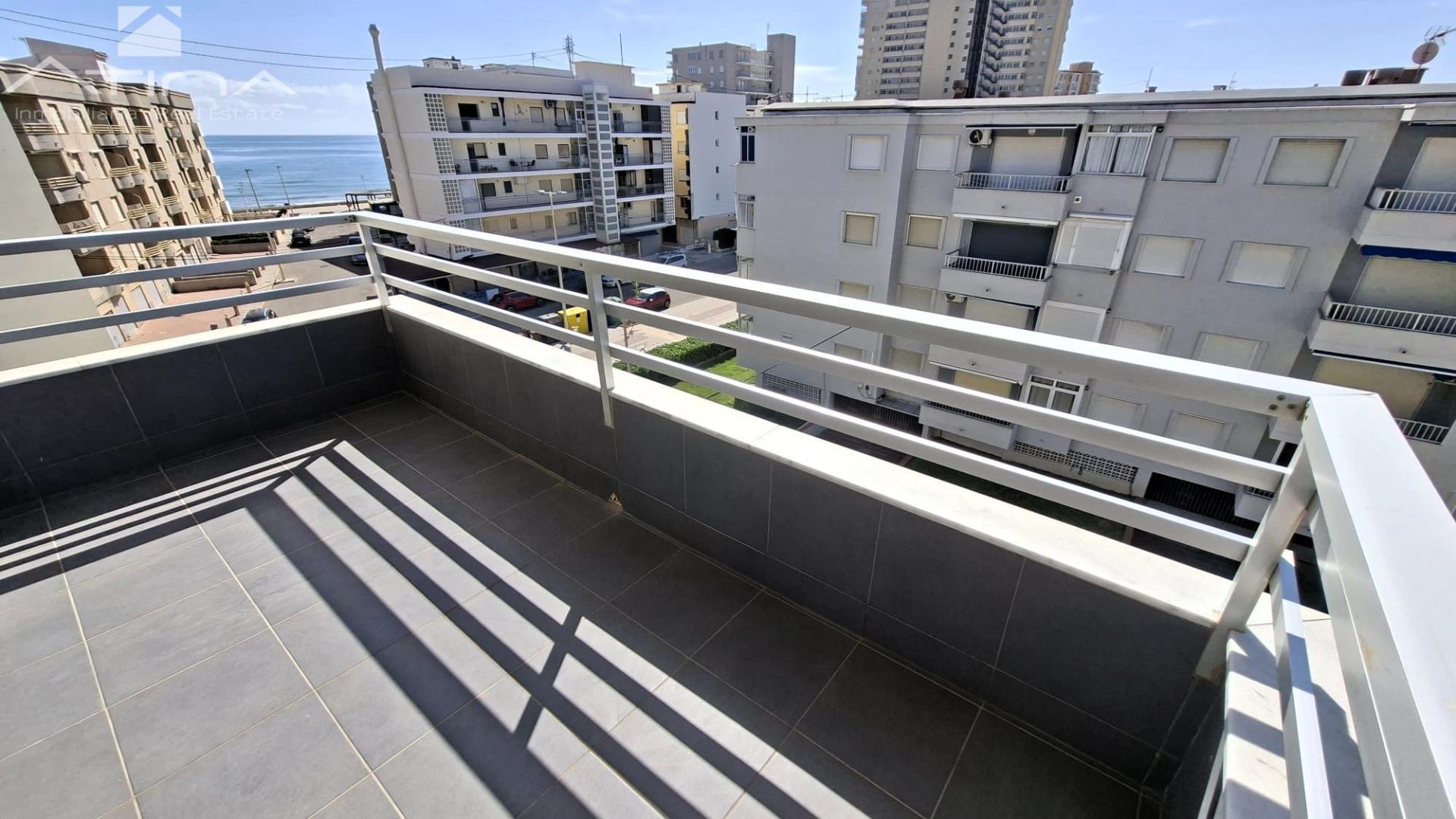 Apartamento en segunda línea  Playa de Bellreguard con terraza sur y garaje: ¡Sol y mar a un paso de la arena!