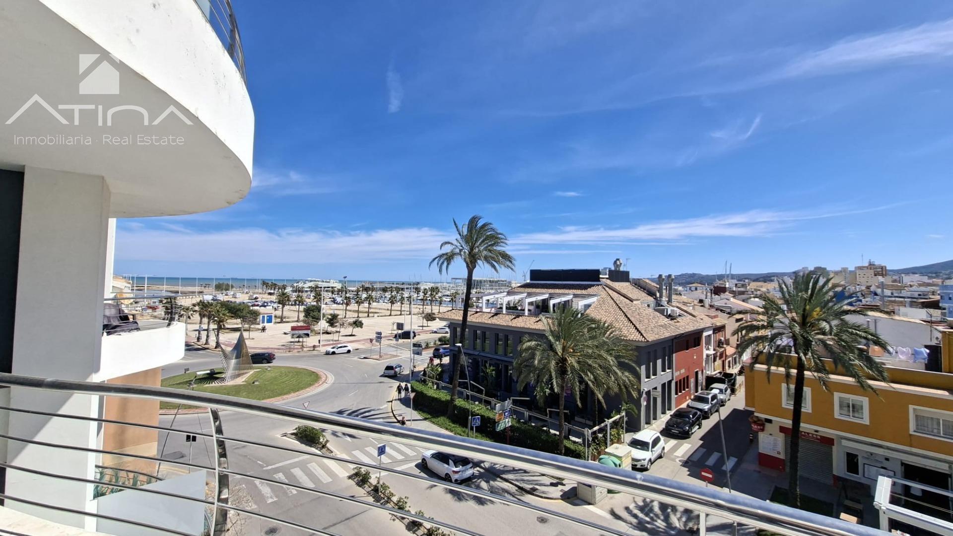 Exclusivo apartamento en primera línea del puerto de Denia con vistas al mar