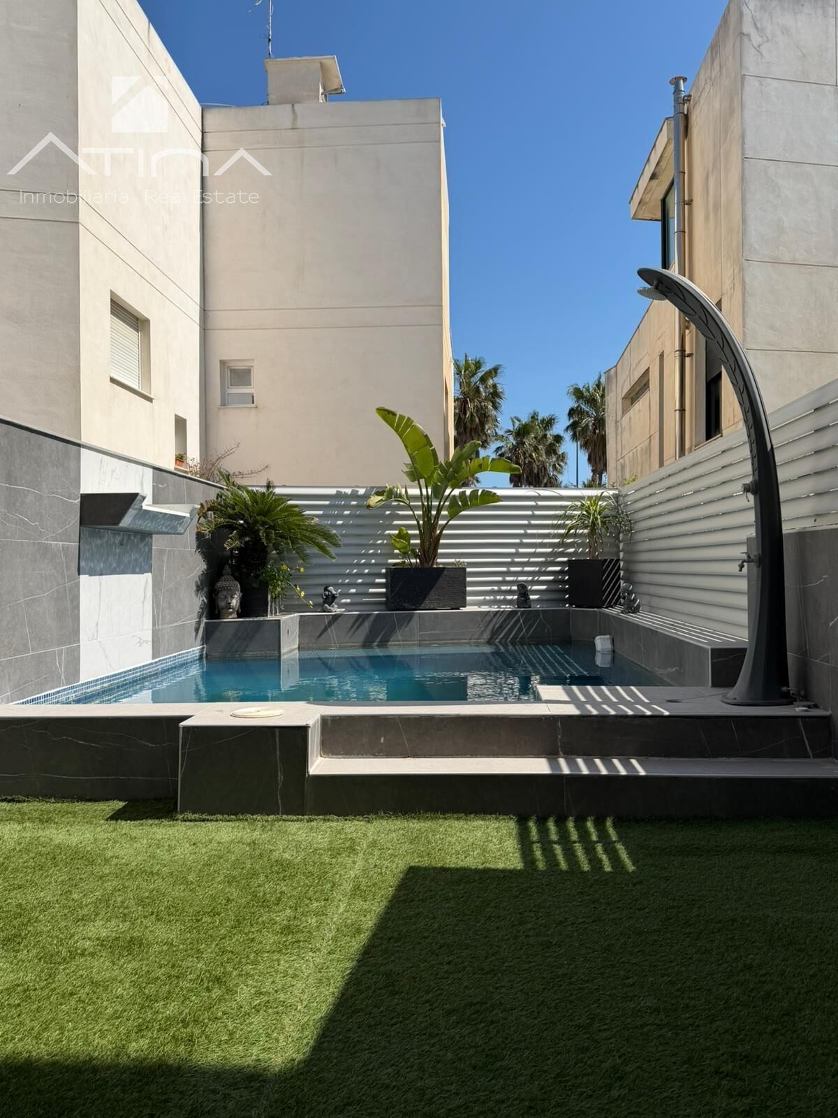 Exclusivo adosado en playa Daimús; donde el Mediterráneo se convierte en el escenario diario de su nueva vida.